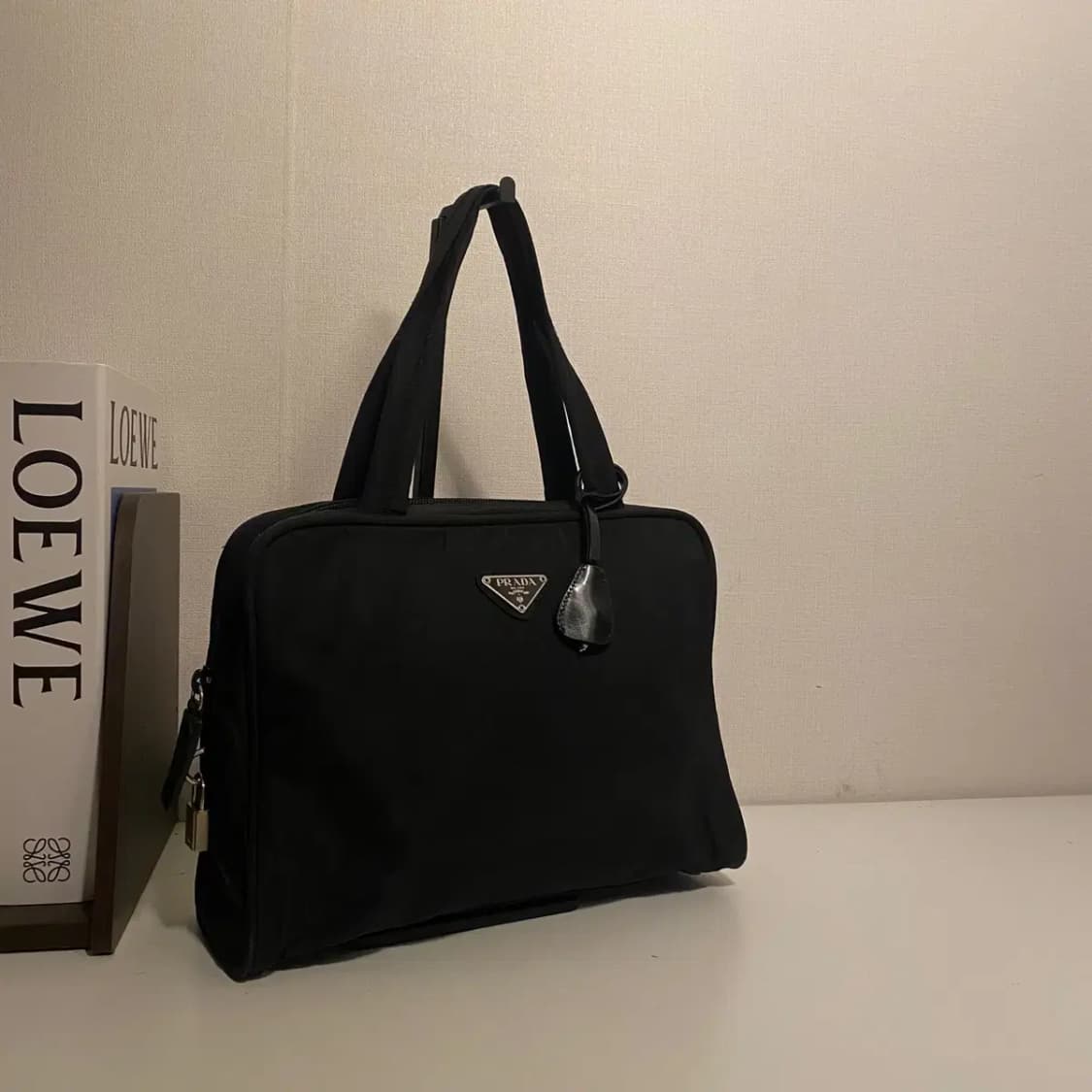 PRADA / 빈티지 프라다 삼각로고 블랙 나일론 자물쇠 핸드백 /토트백 상품이미지1