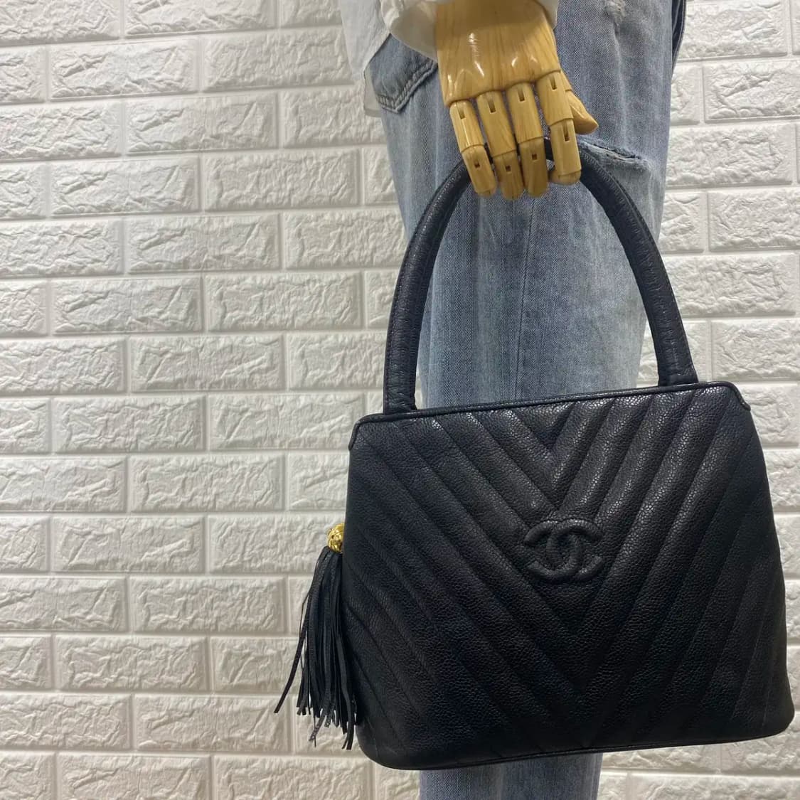 CHANEL / 빈티지 샤넬 3번대 블랙 캐비어V-스티치 쉐브론 탑핸들백 상품이미지4