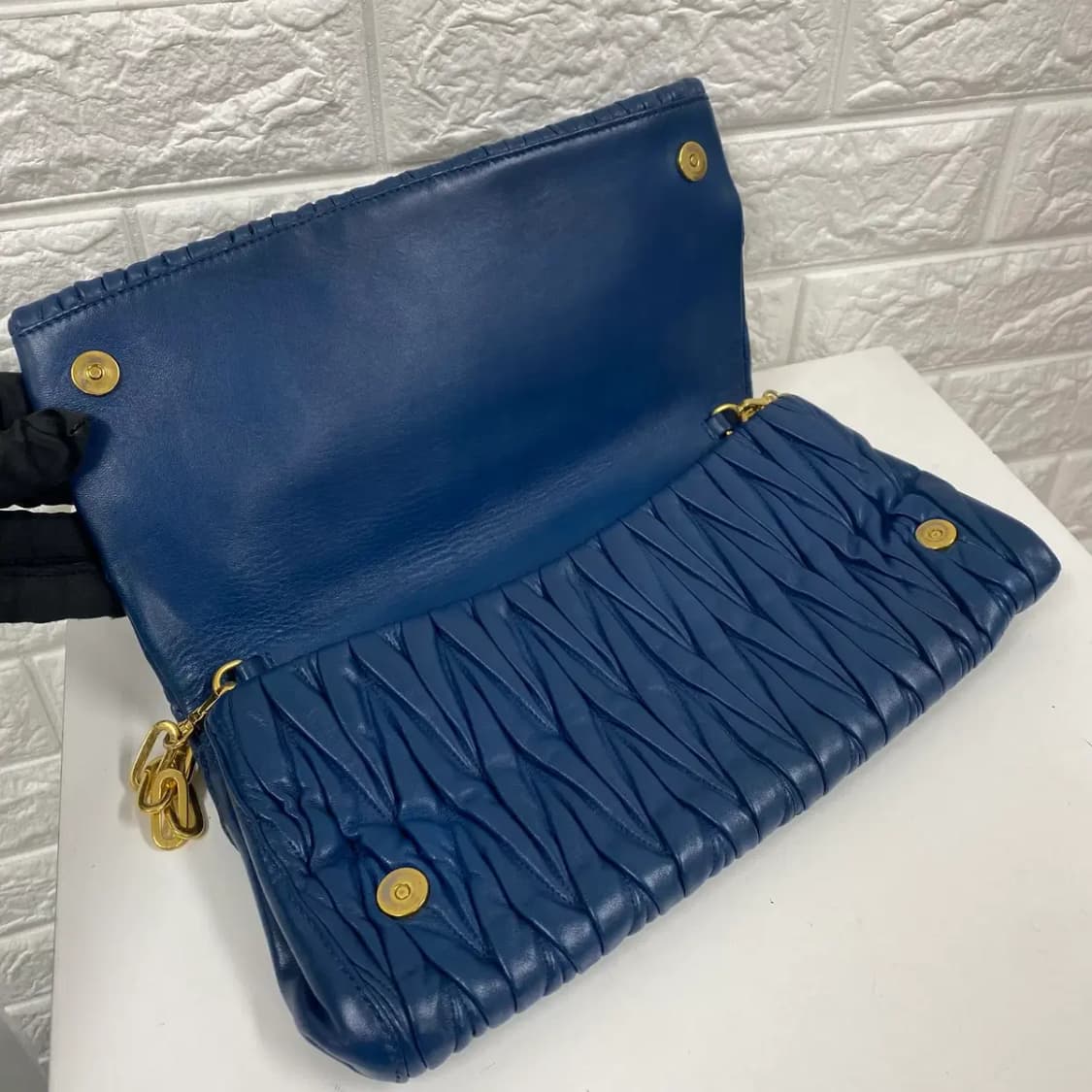 MIUMIU / 미우미우 마틀라쎄 네이비 플랩 체인 숄더백 상품이미지10