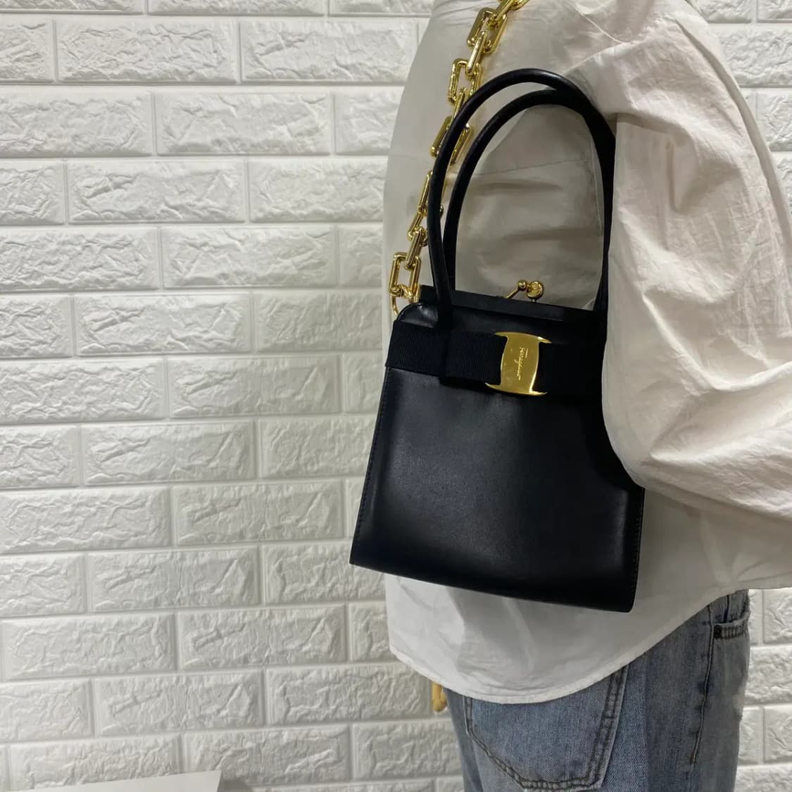 FERRAGAMO / 빈티지 페레가모 블랙 레더 바라보우 미니 핸드백 상품이미지3