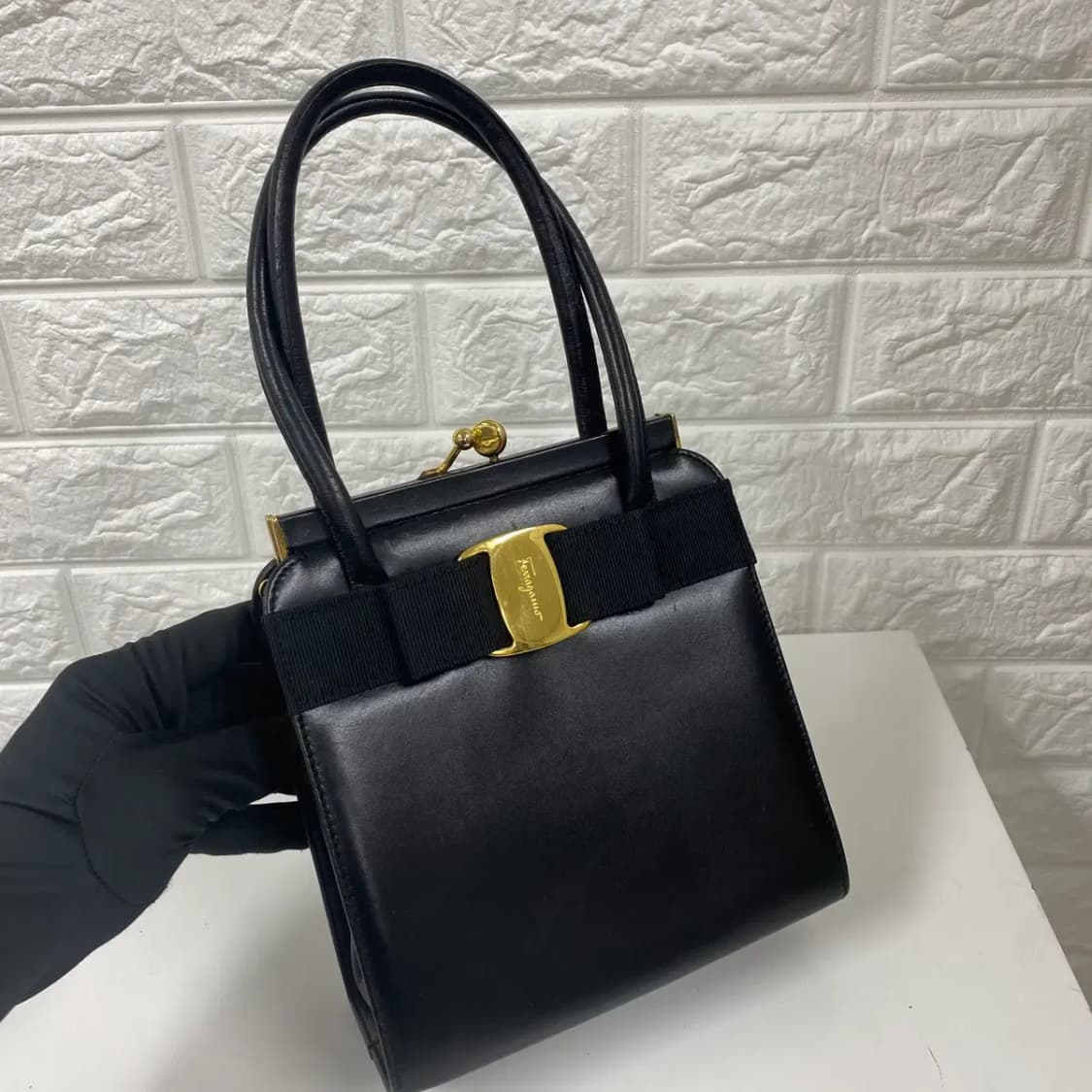 FERRAGAMO / 빈티지 페레가모 블랙 레더 바라보우 미니 핸드백 상품이미지4