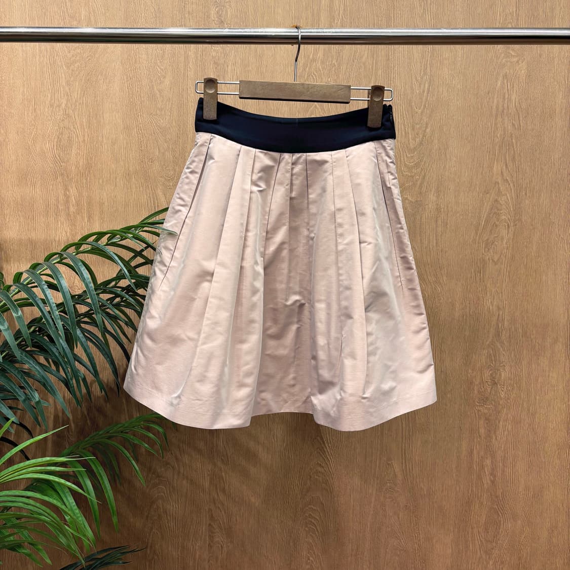 질스튜어트 미디 스커트 세로 플리츠 플레어 블랙 배색 밴드 디테일 핑크 상품이미지1