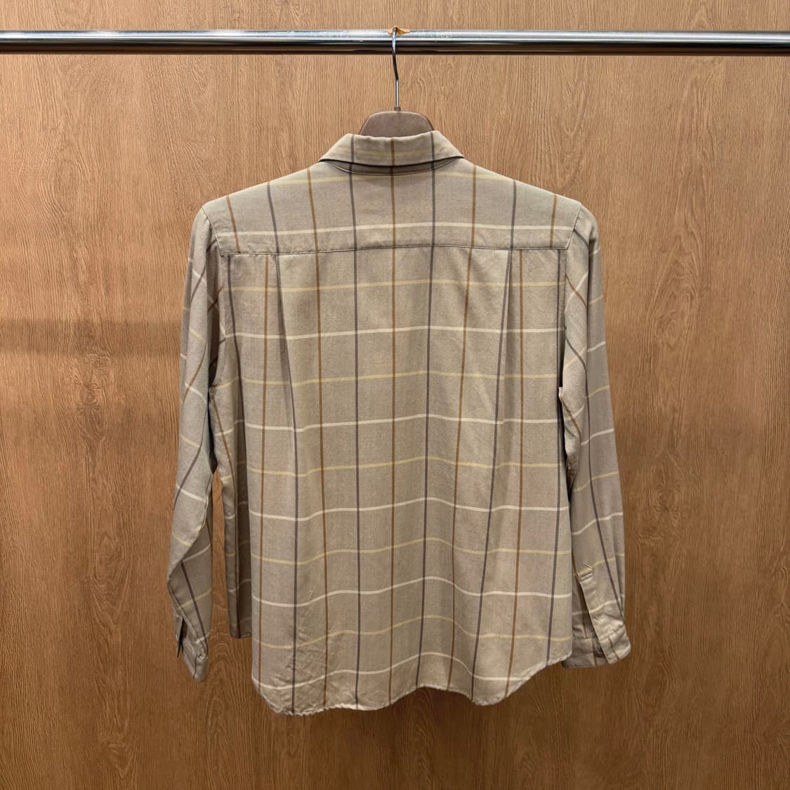 버버리 코튼 긴팔 셔츠 클래식 체크 패턴 더블 포켓 버튼 디테일 베이지 상품이미지3