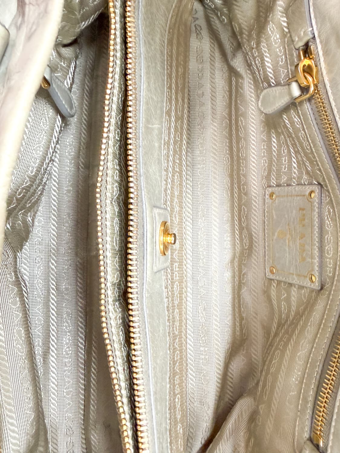 프라다 비텔로 샤인 레더 이스트웨스트 토트백 상품이미지9