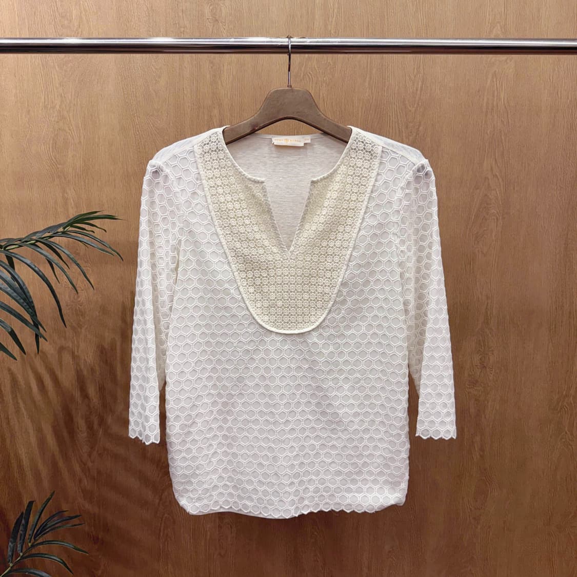 토리버치 패턴 레이스 믹스 브이넥 블라우스 배색 패널 디테일 아이보리 상품이미지1