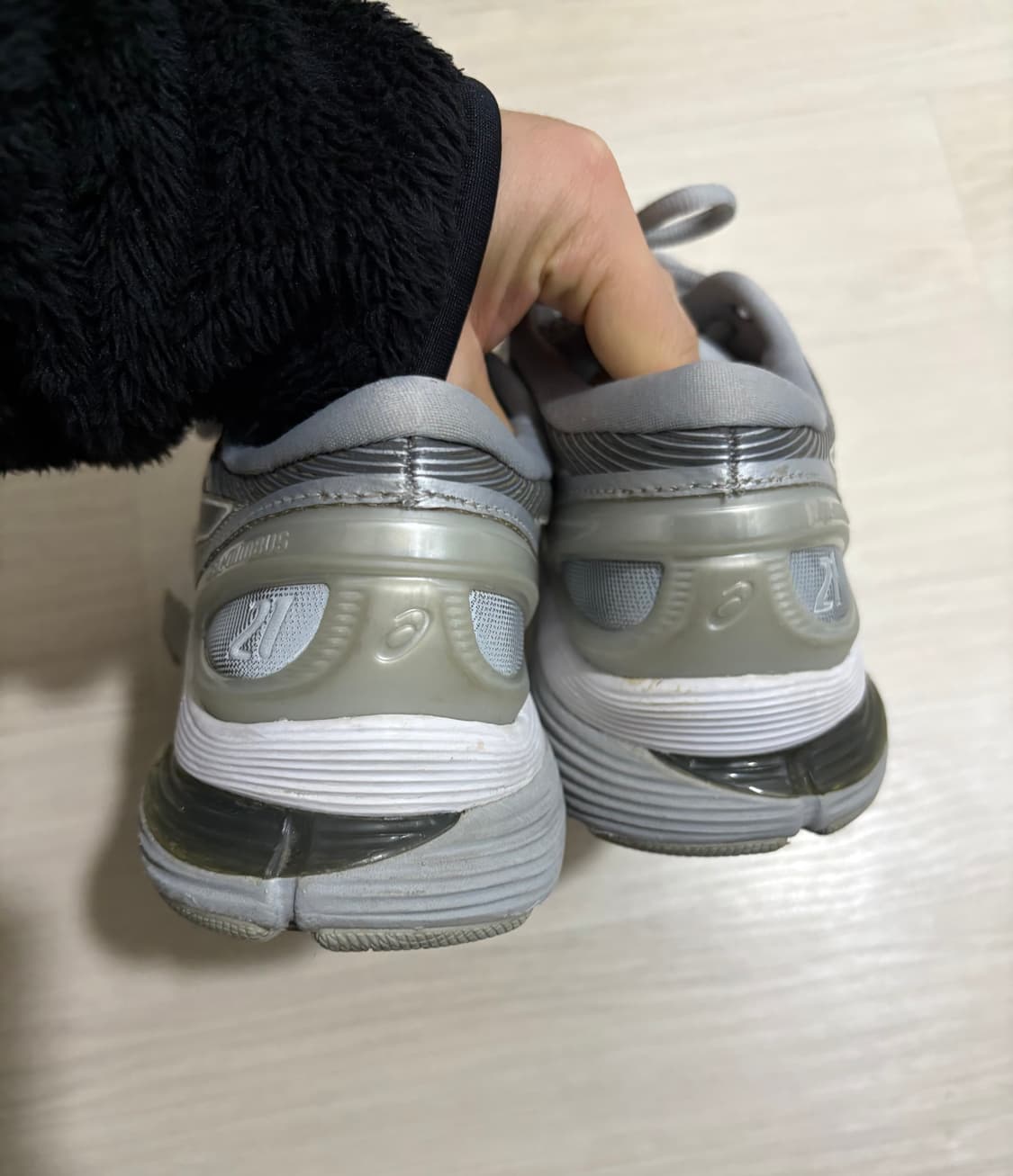 225 아식스 젤 님버스 21 미드 그레이 실버 상품이미지5