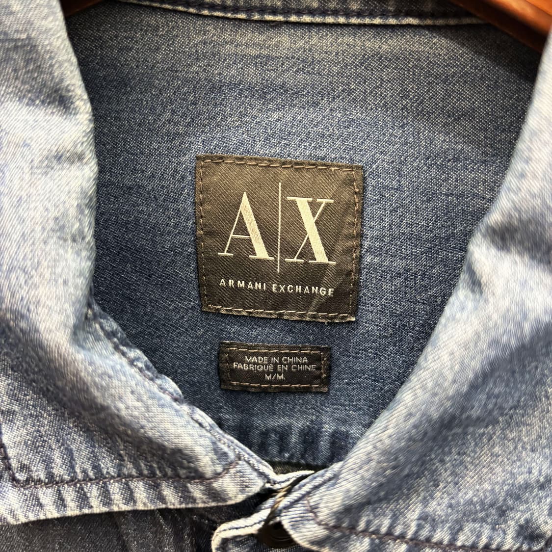 아르마니 익스체인지 코튼 데님 긴팔 셔츠 투톤 패널 배색 디테일 진청 상품이미지7