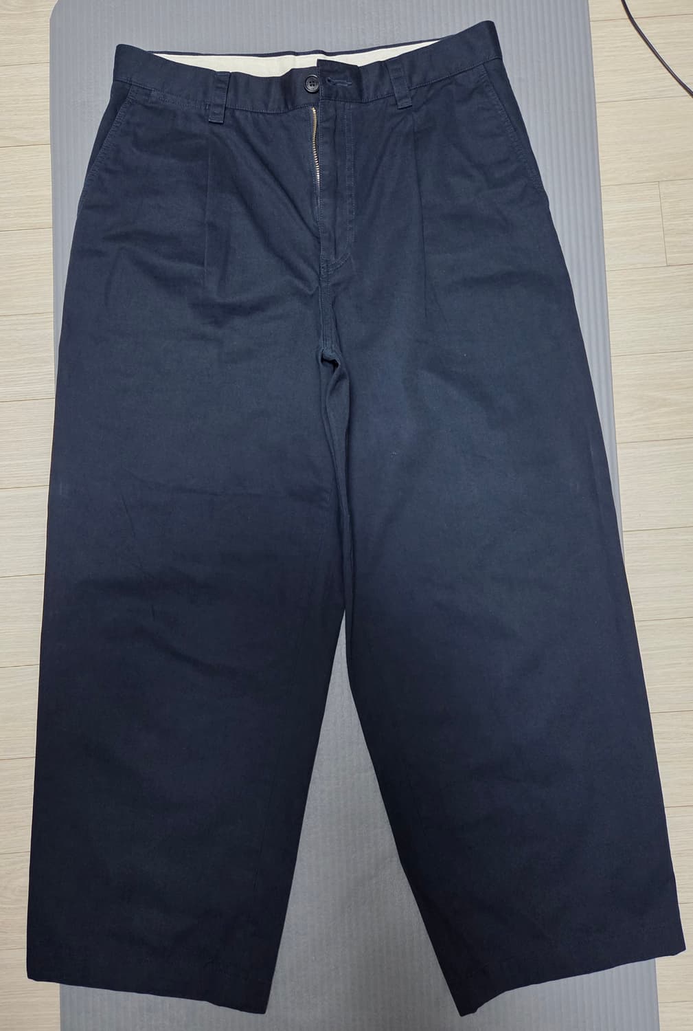 유니클로 jw앤더슨JWA원턱 와이드치노팬츠 82사이즈(31,32) 판매 상품이미지2