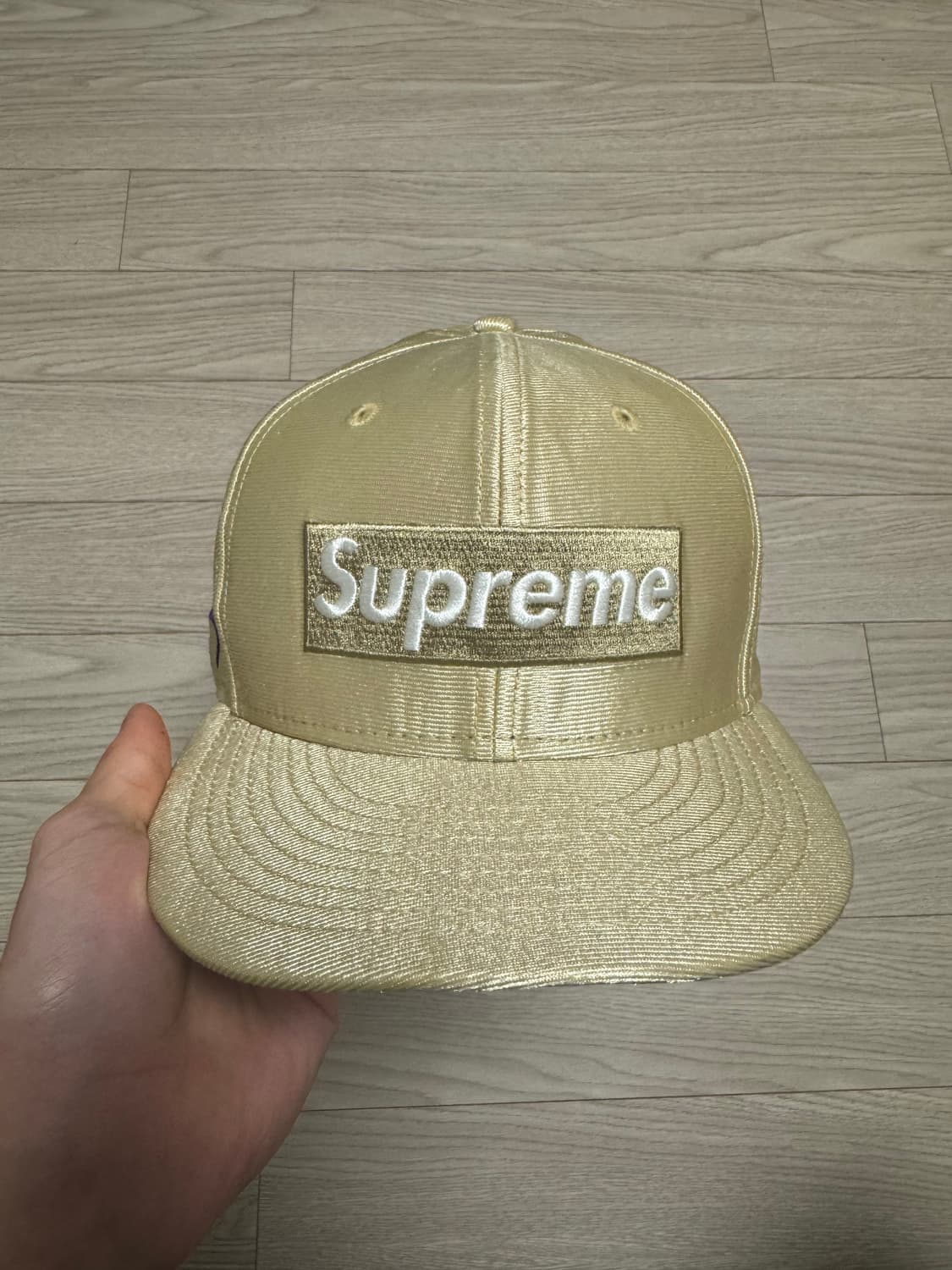 슈프림 뉴에라 골드컬러 7 3/8사이즈  상품이미지1