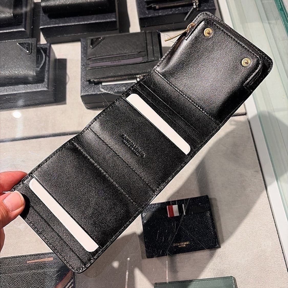 (정품/새상품) 보테가베네타 여성 블랙 인트레치아토 위빙 트라이폴드 지갑 상품이미지3