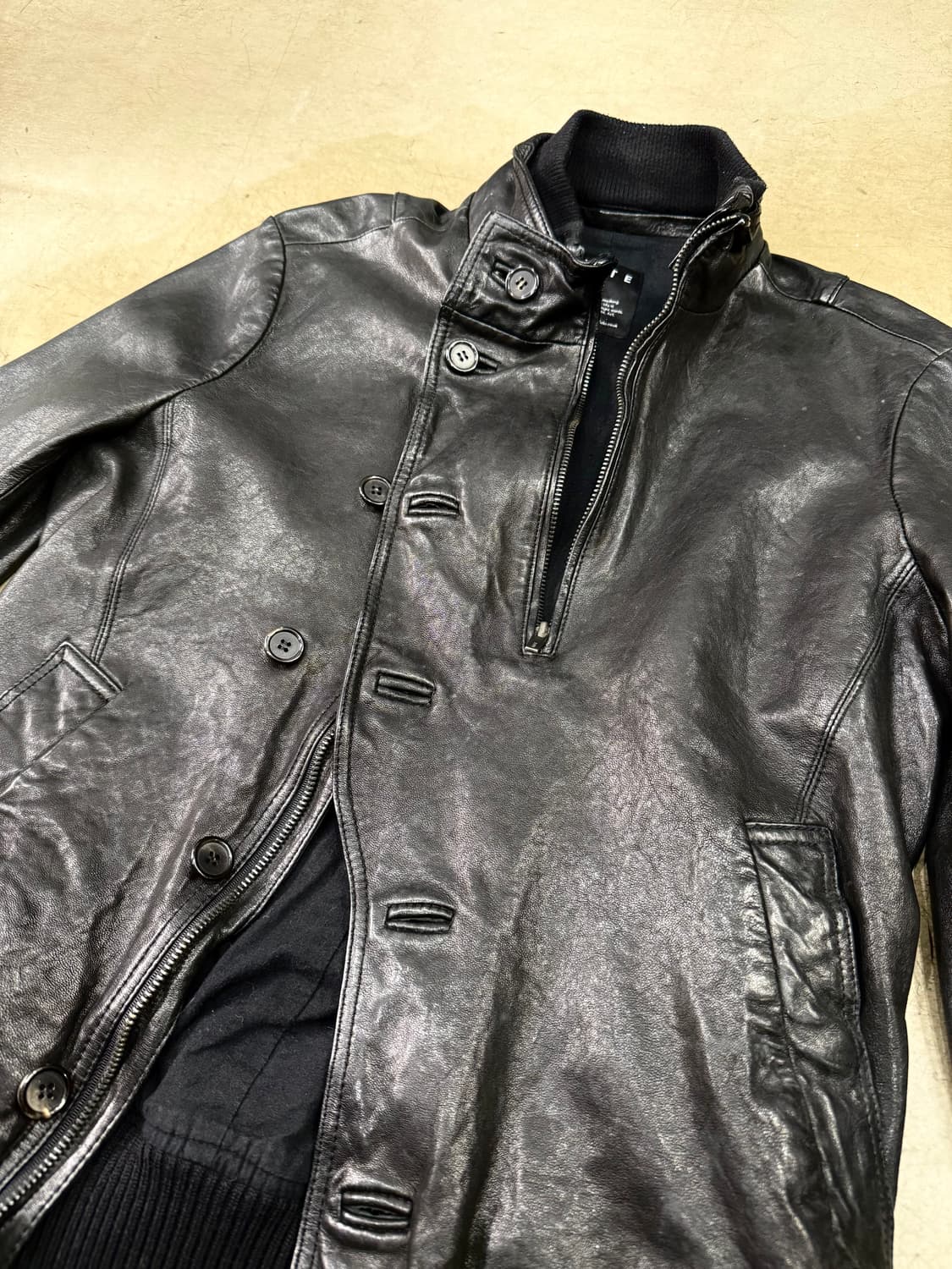 언밸런스 버튼 디테일 레더 자켓 상품이미지9