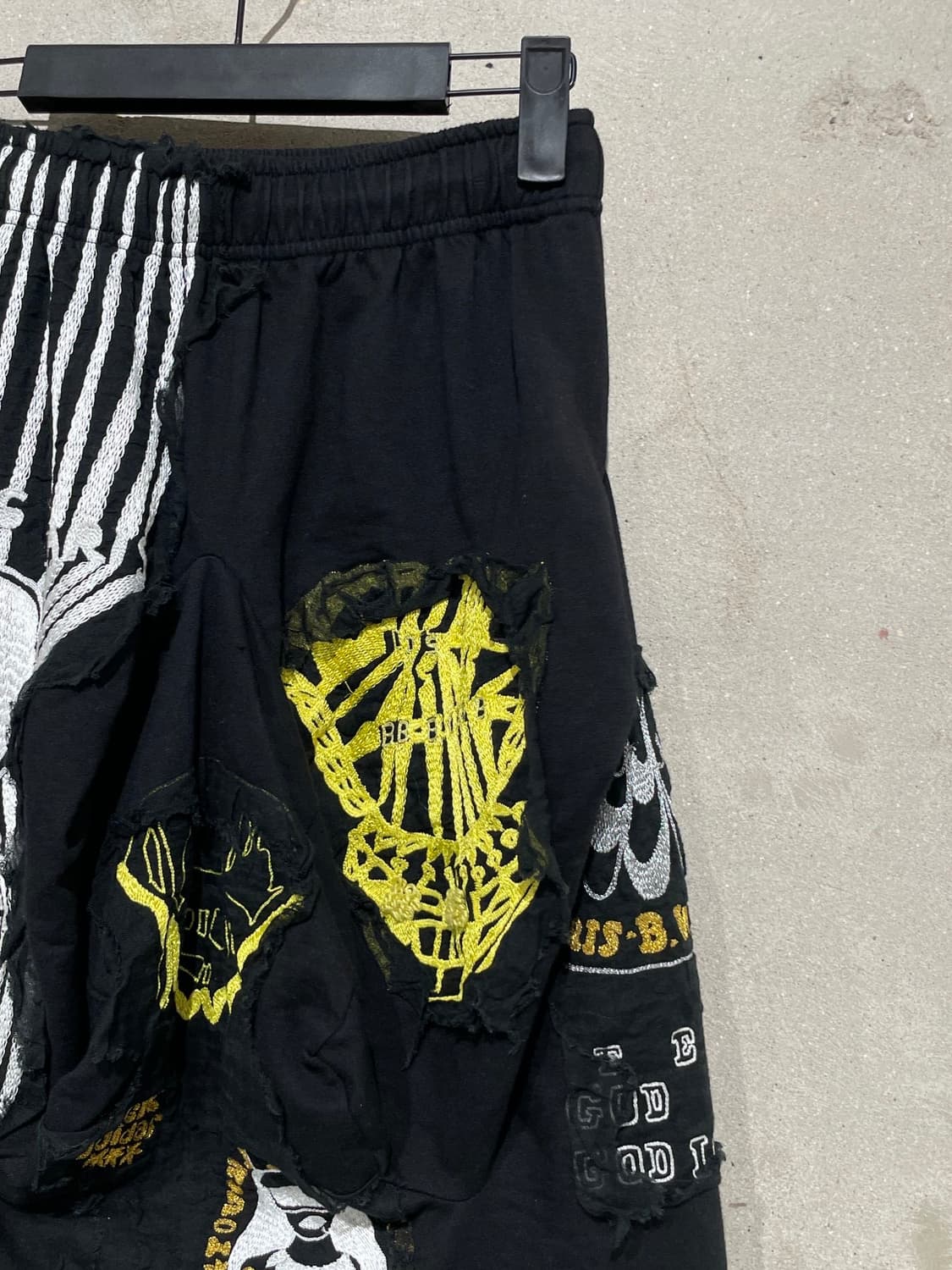 버나드 윌헴 블랙 미스 키티+E 패치 밴딩 미디스커트 상품이미지3