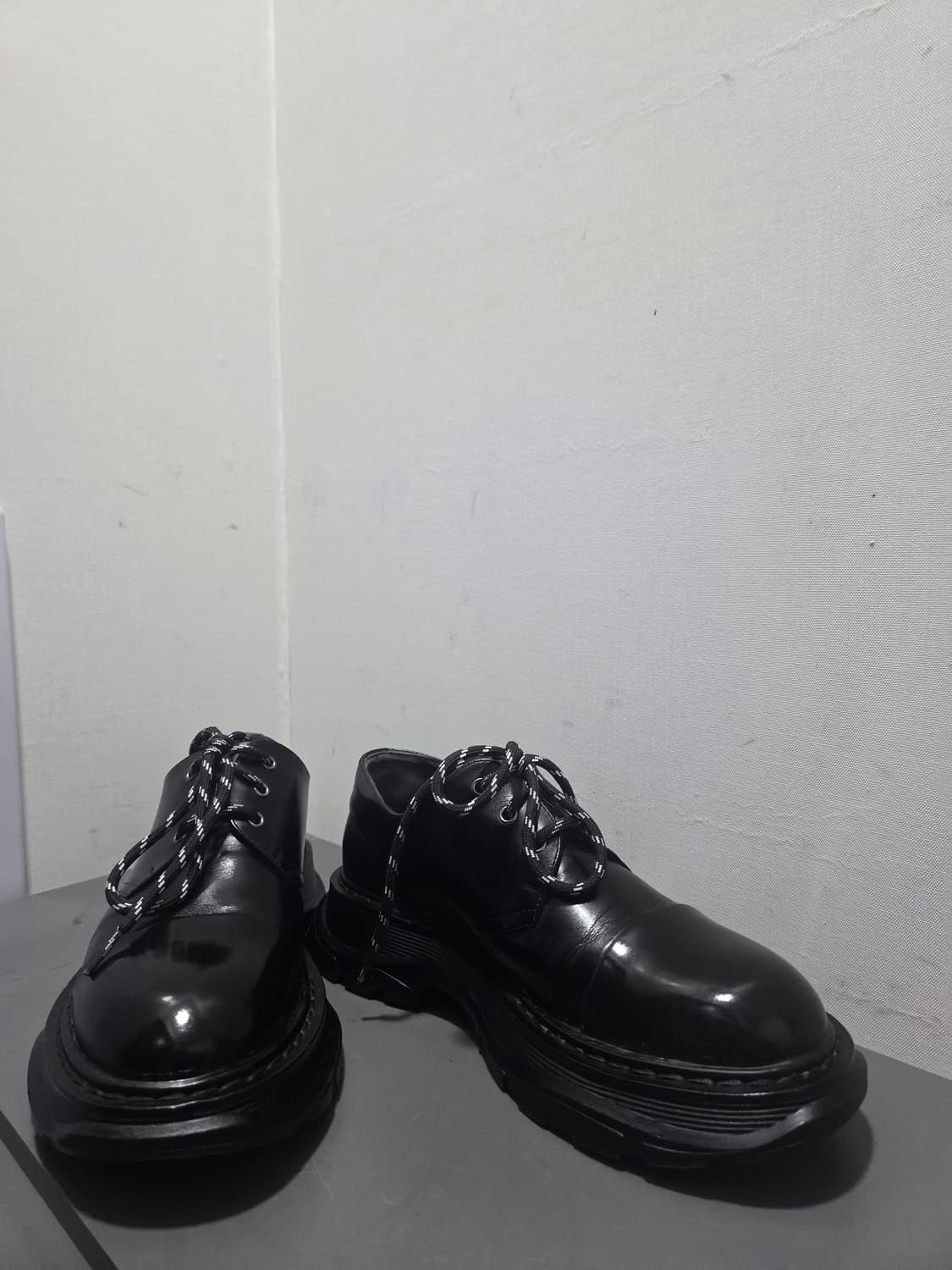 "청키한 실루엣의 정점, 알렉산더 맥퀸의 압도적인 존재감을 느껴보십시오. 상품이미지3