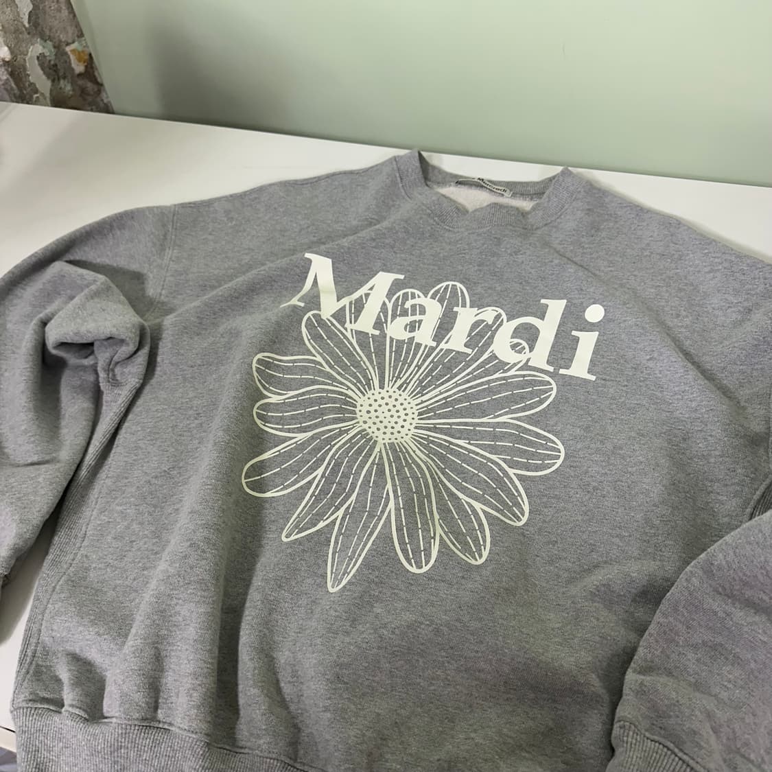 우먼OS 메르디마크르디 그레이 플라워로고 오버핏 스웻셔츠 맨투맨  상품이미지1