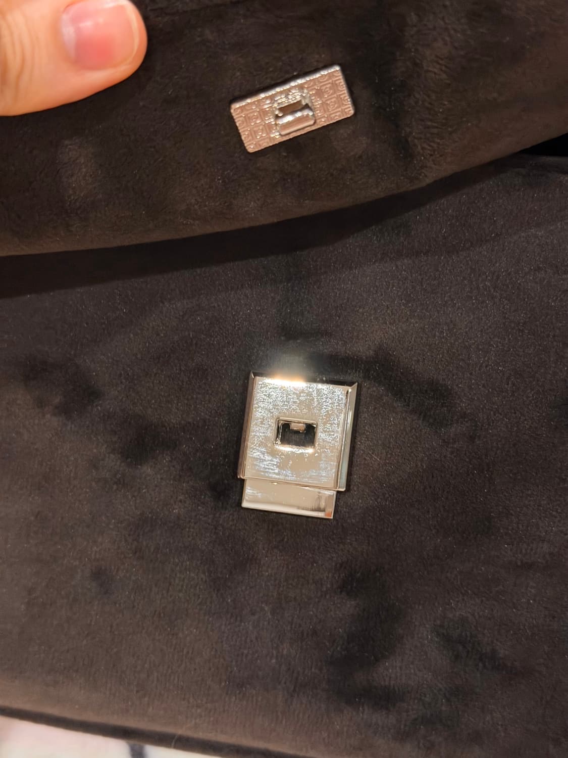 [신상✨프리뷰세일] 쥬시꾸뛰르 벨벳 스톤 체인 숄더백/크로스백 브라운 상품이미지6