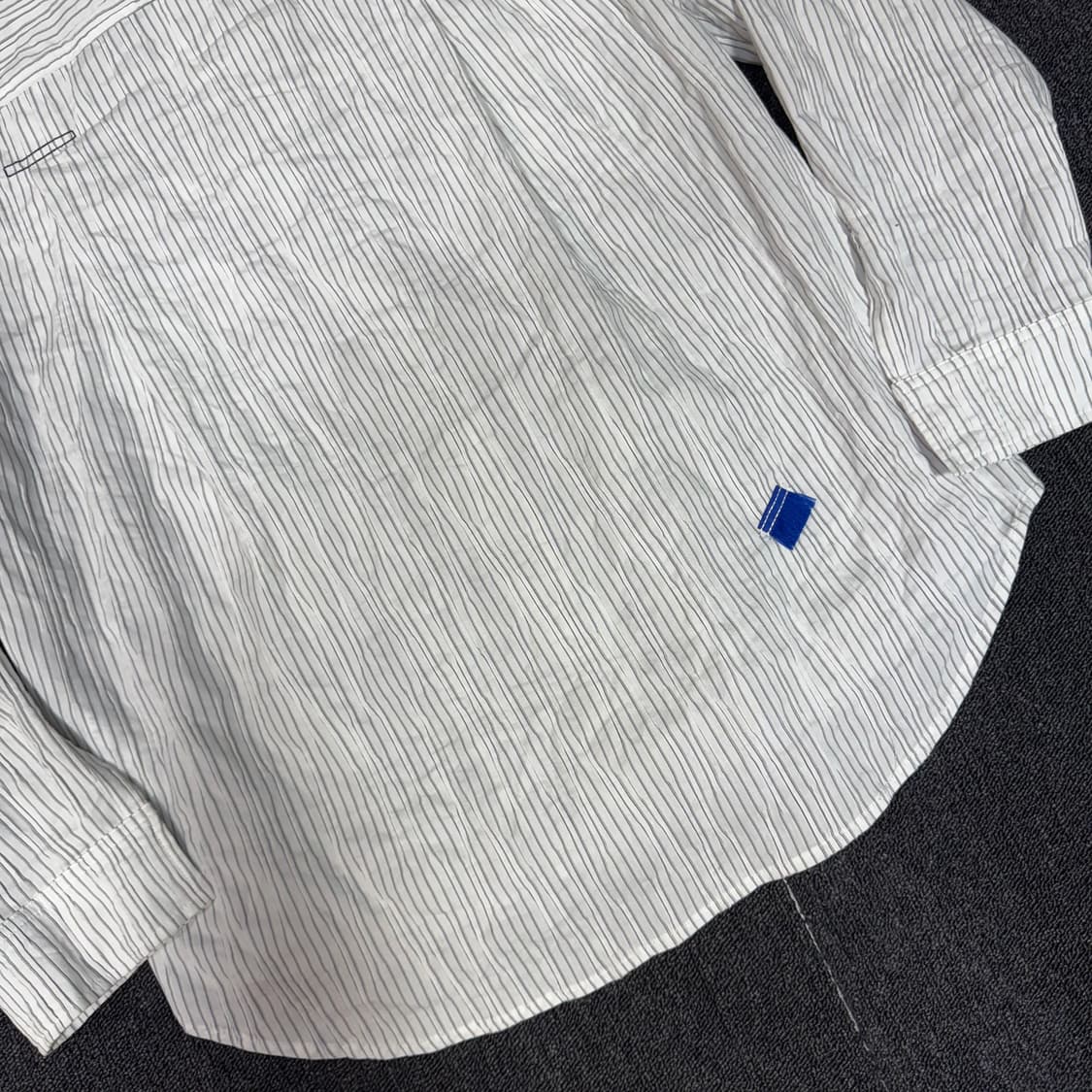 아더에러 주름디테일 스트라이프 셔츠 상품이미지3