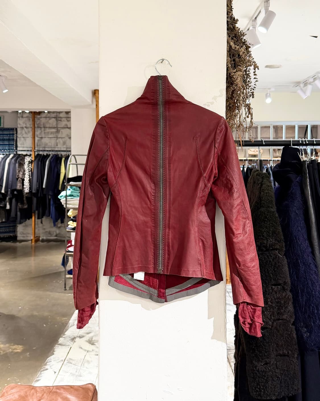 아이작 세럼 레드 하이넥 백지퍼 카우하이드 자켓 상품이미지1