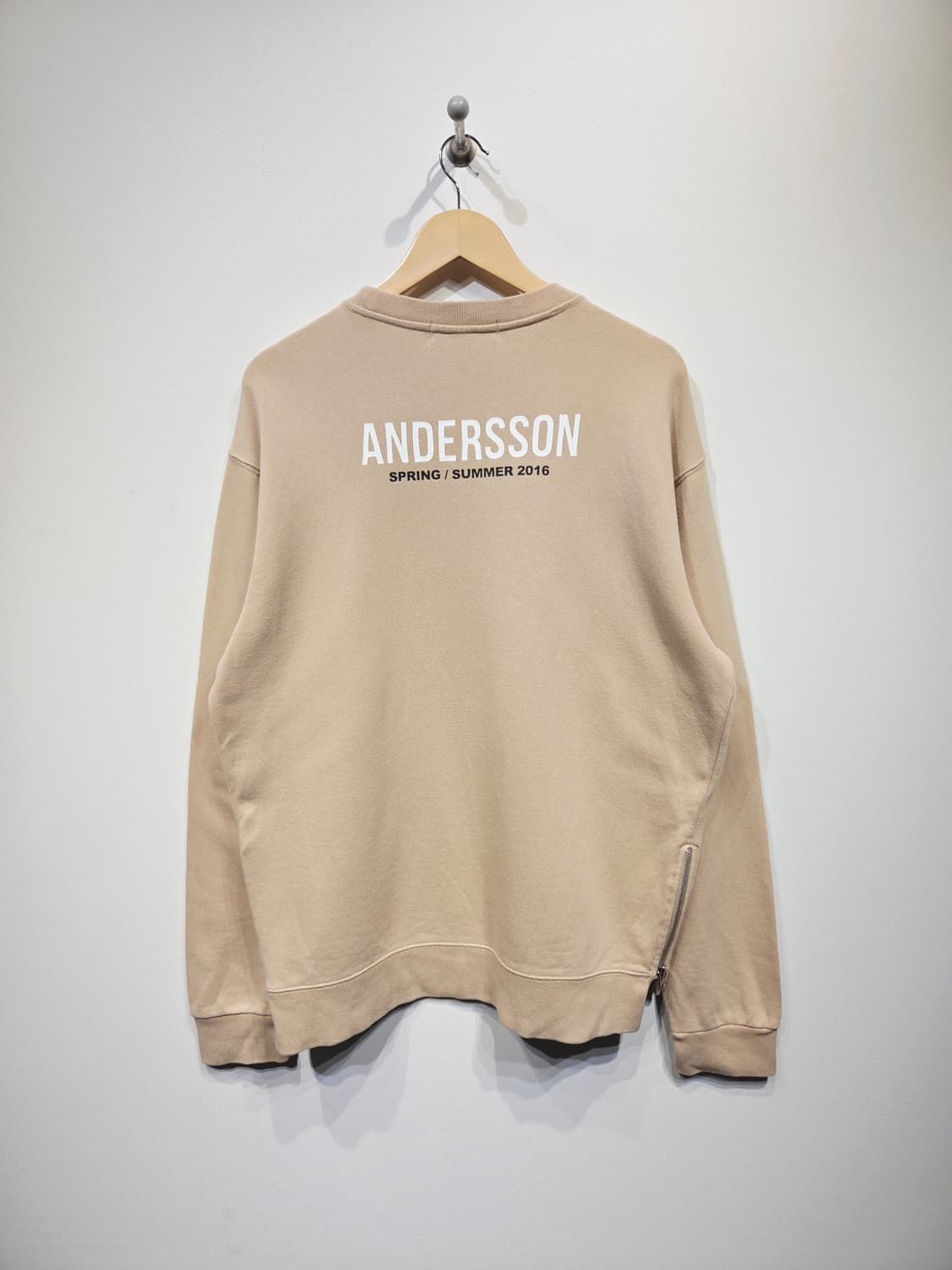 앤더슨벨 ALONE 레터링 사이드 지퍼 맨투맨 베이지 상품이미지6