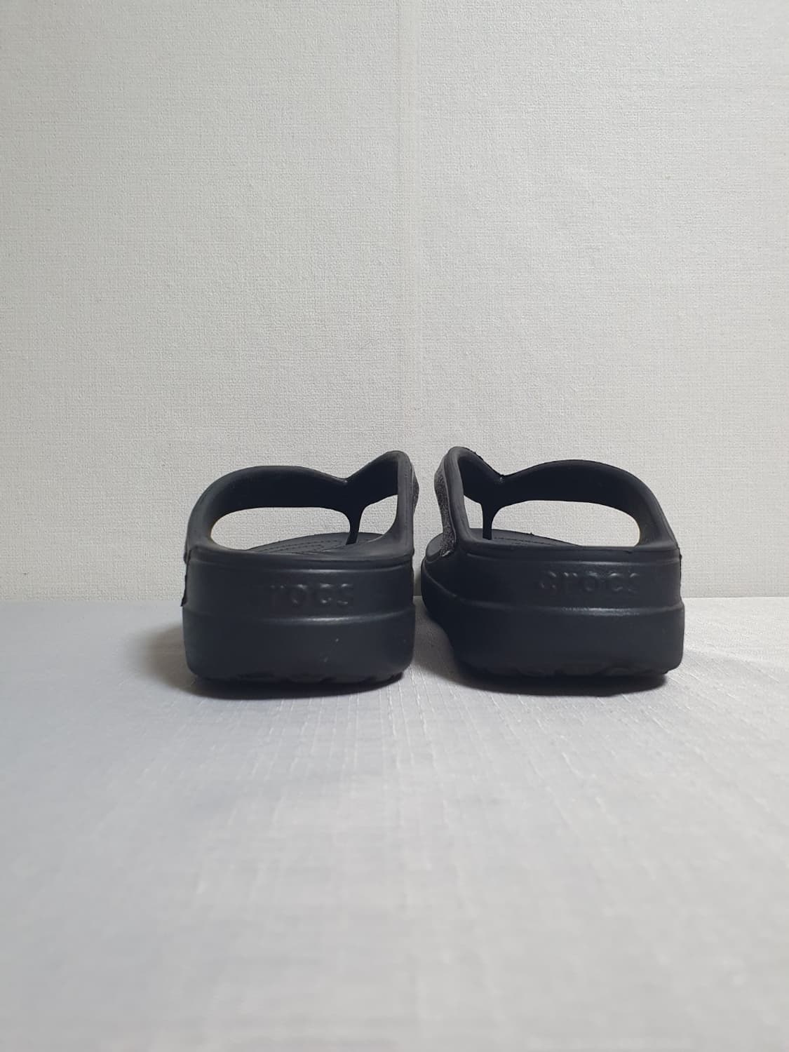 무료배송 240mm 크록스 쪼리 슬론 샤인 블랙 실버 플립플랍 상품이미지7