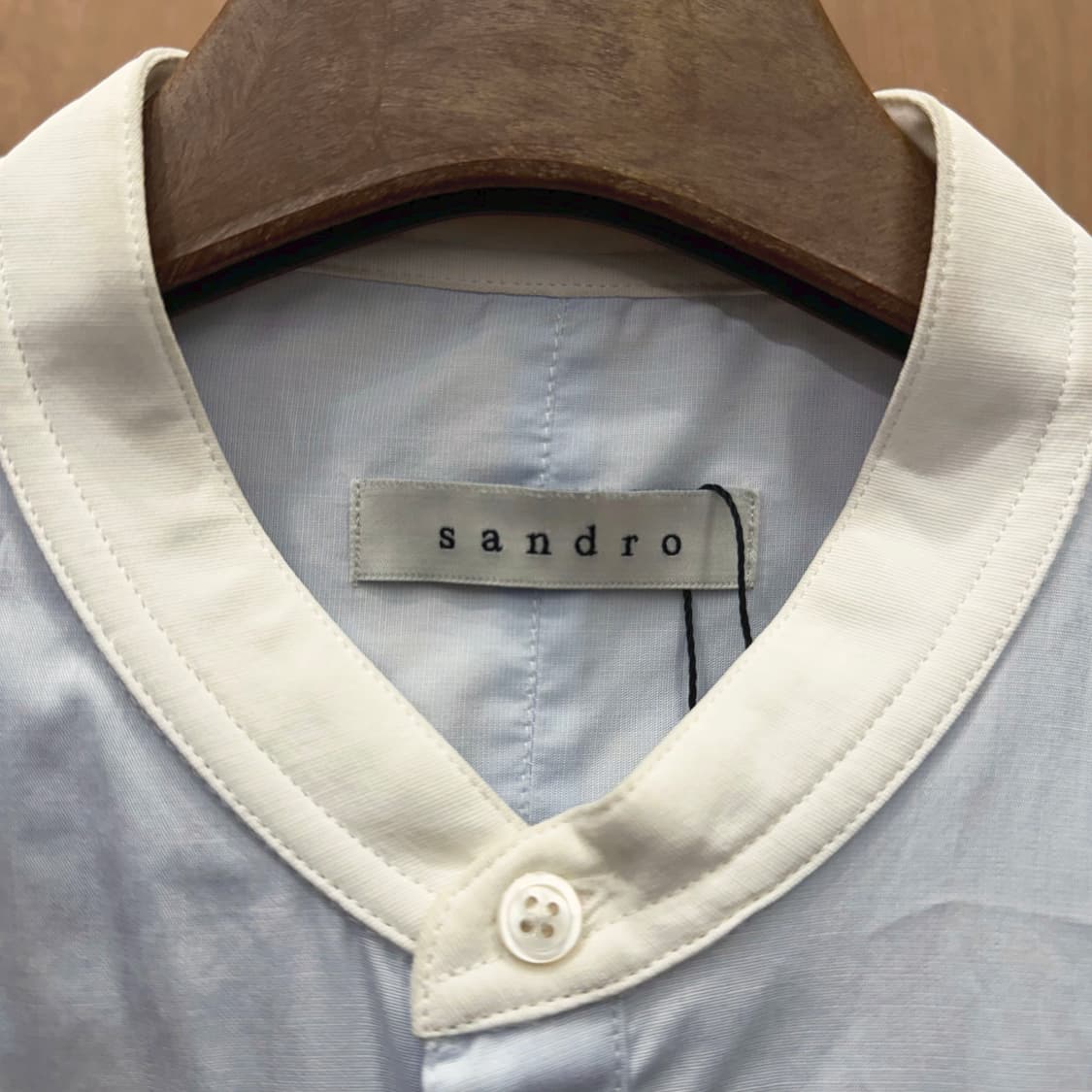 산드로 코튼 긴팔 셔츠 아이보리 라운드 배색 카라 디테일 라이트 블루 상품이미지6