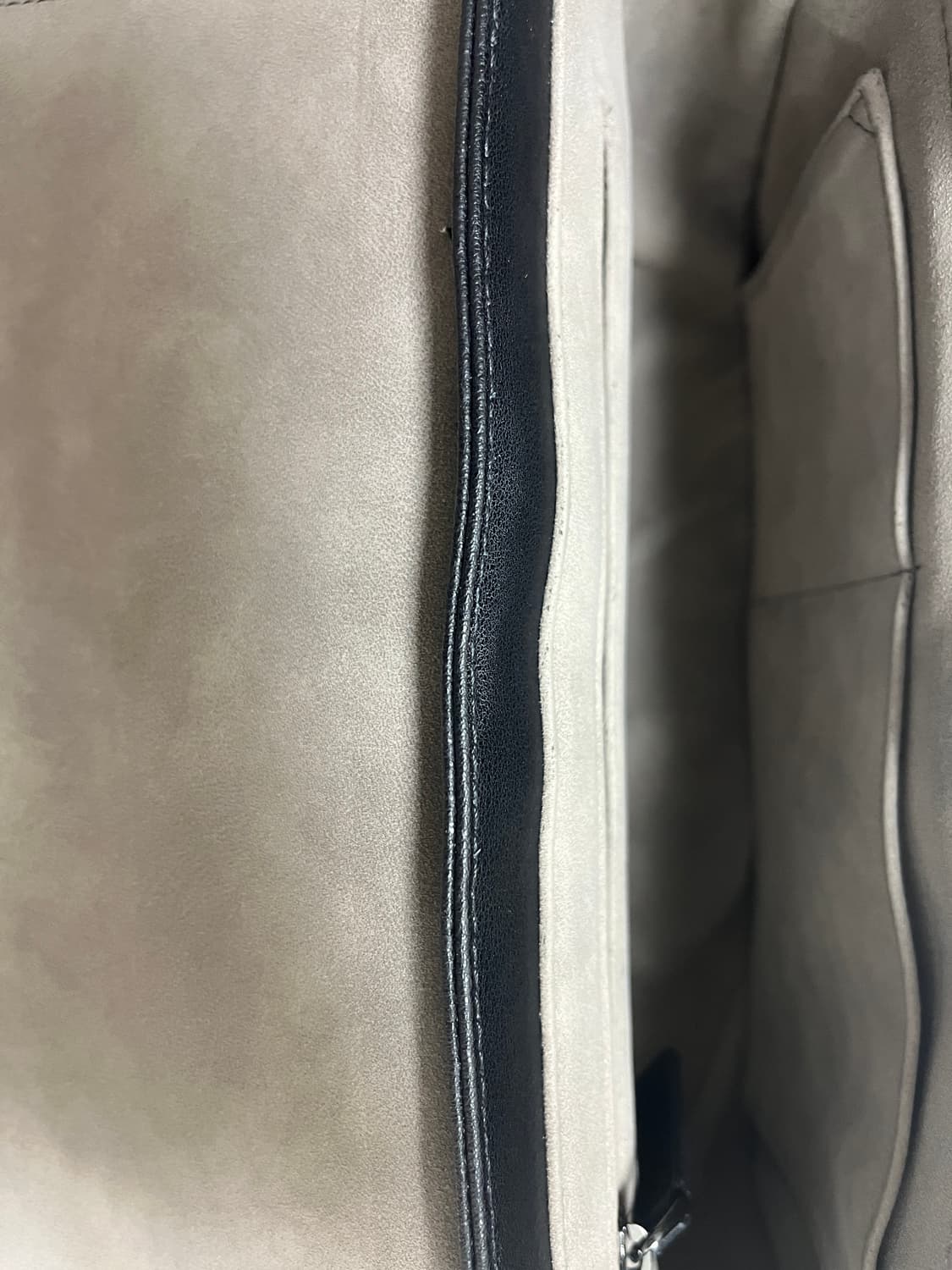 질스튜어트 맨 로건 블랙 레더 플랩형 크로스 숄더 백 가방 상품이미지10