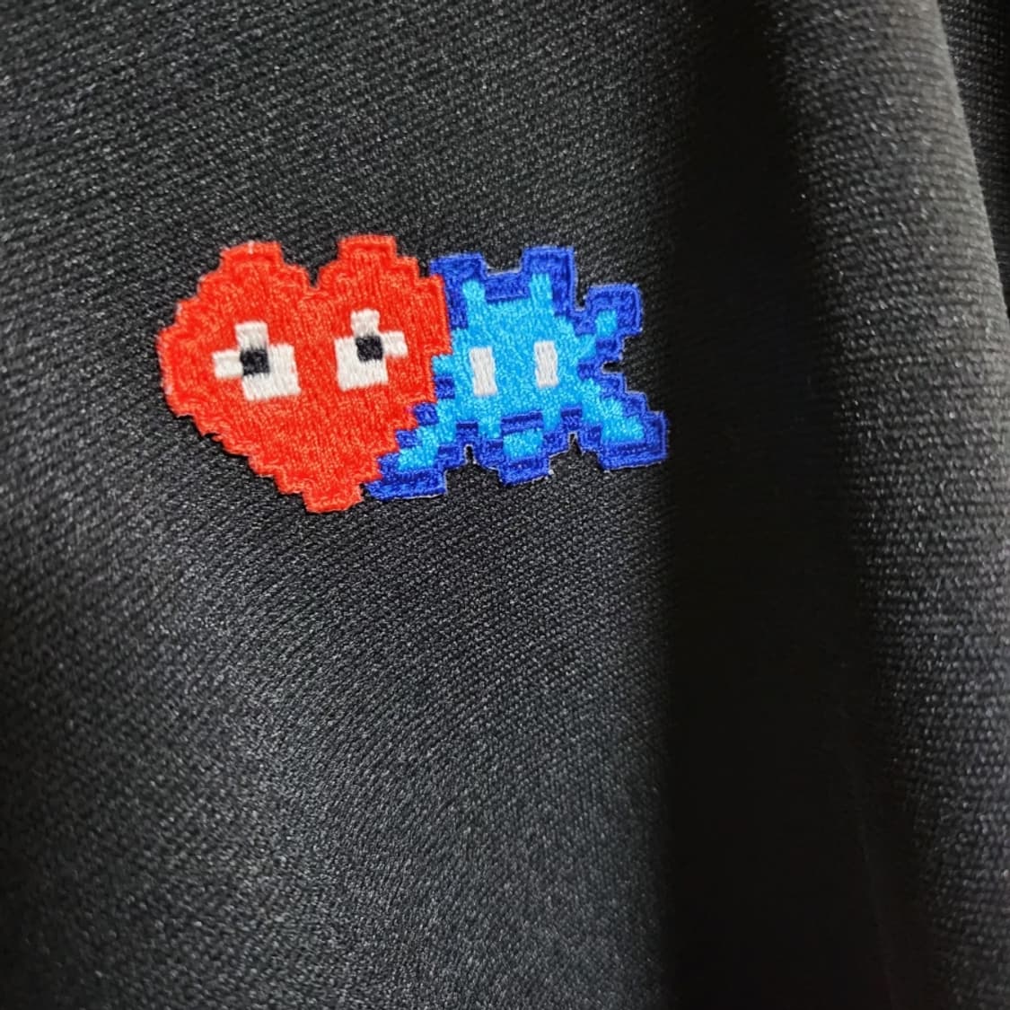 [XXL] 꼼데가르송 X 인베이더 블랙 픽셀 와펜 남성 후드집업 상품이미지2