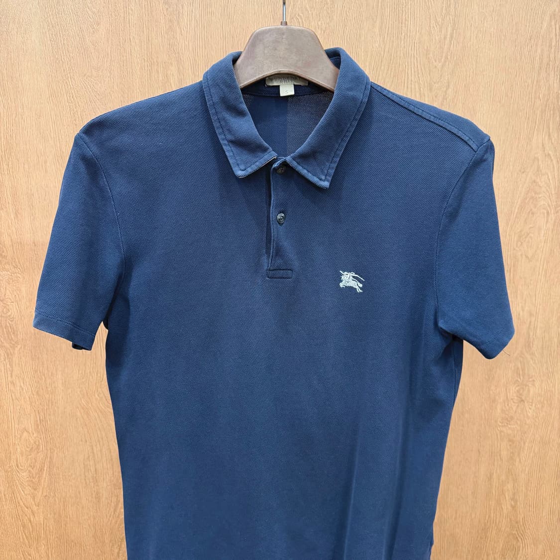 버버리 브릿 코튼 PK 티셔츠 화이트 로고 자수 디테일 레귤러핏 네이비 상품이미지4