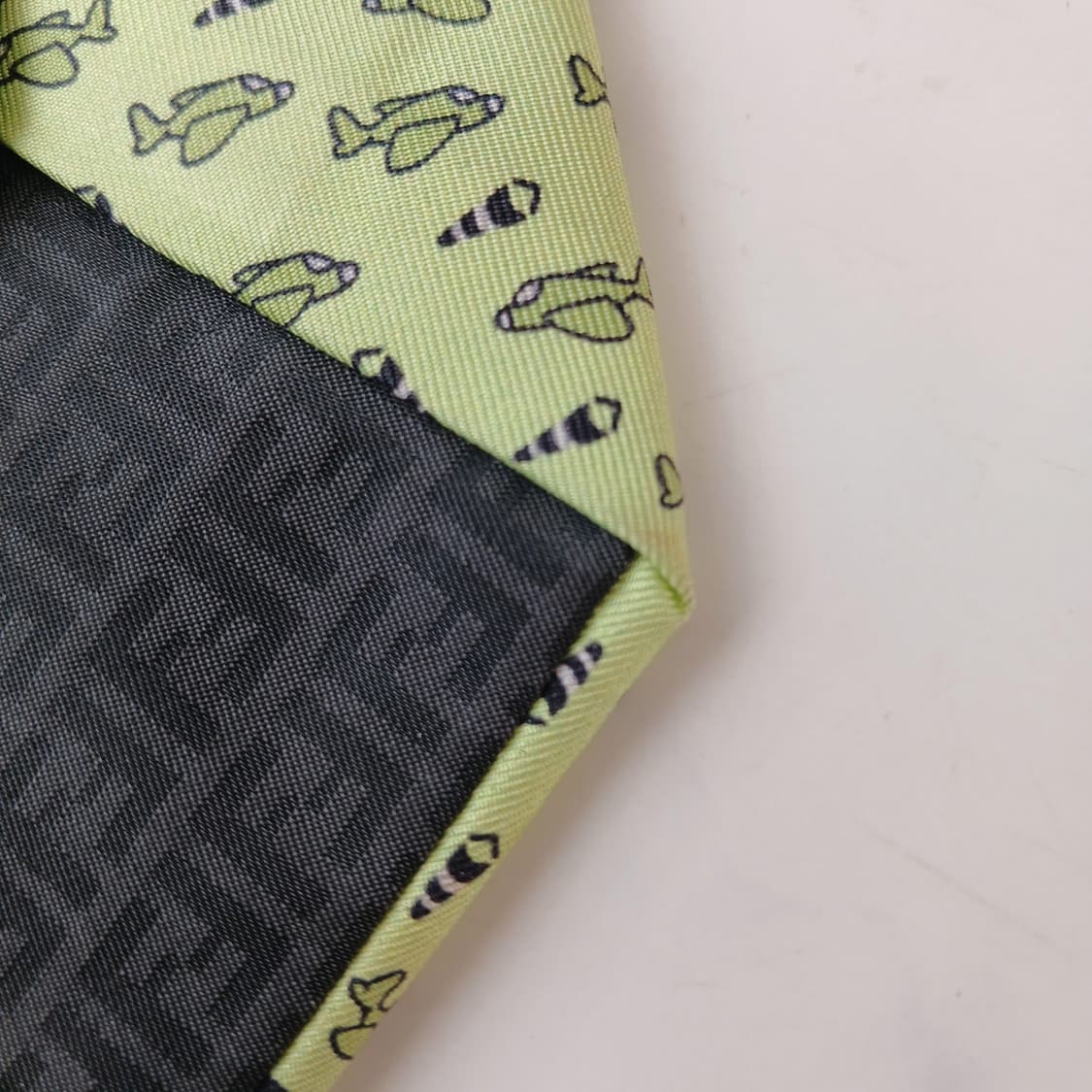 펜디 실크 그린 비행기 패턴 슬림 넥타이 7.8cm B등급 A19597
 상품이미지9