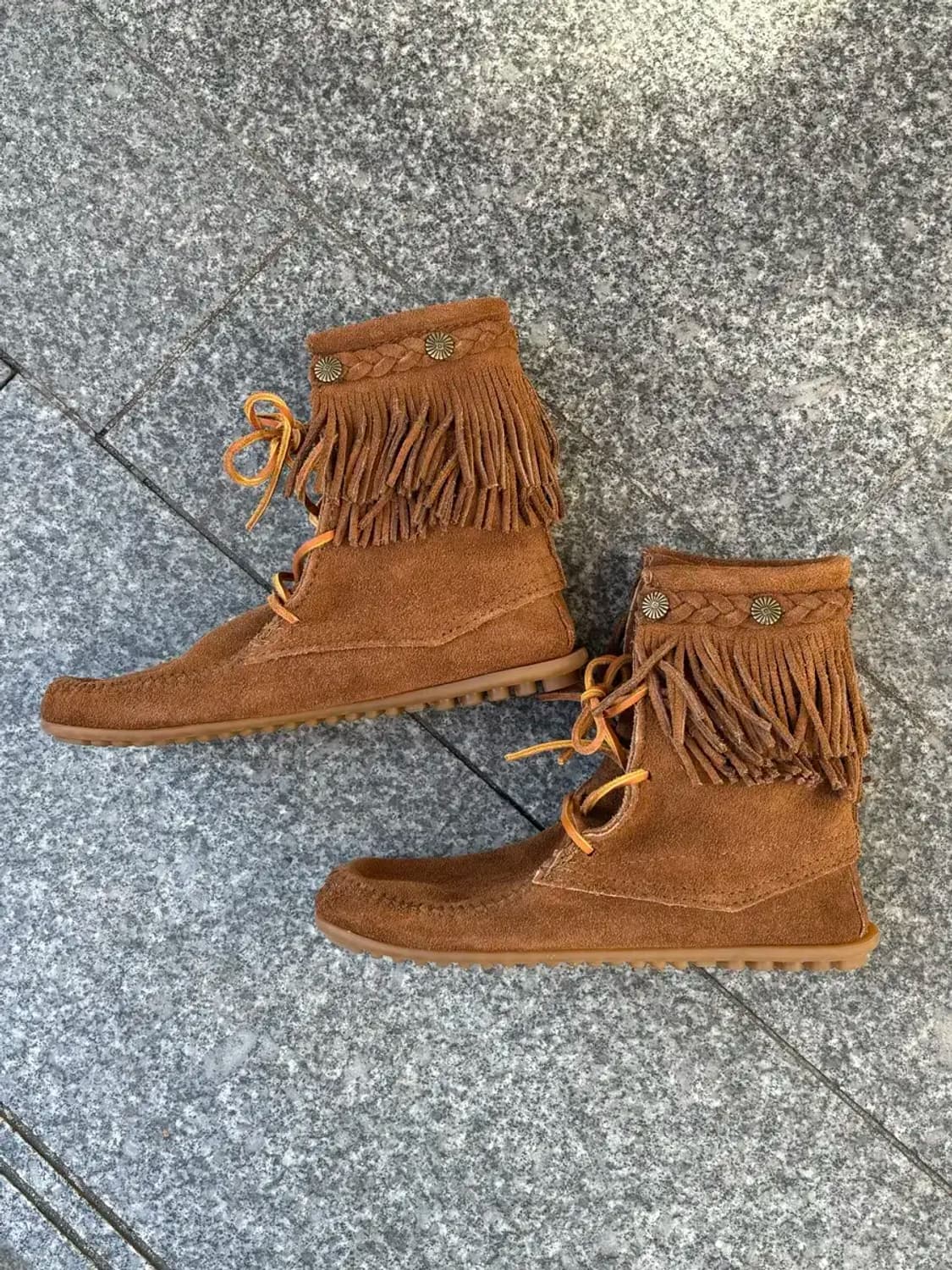 미네통카 스웨이드 프린지 부츠 카멜 상품이미지1