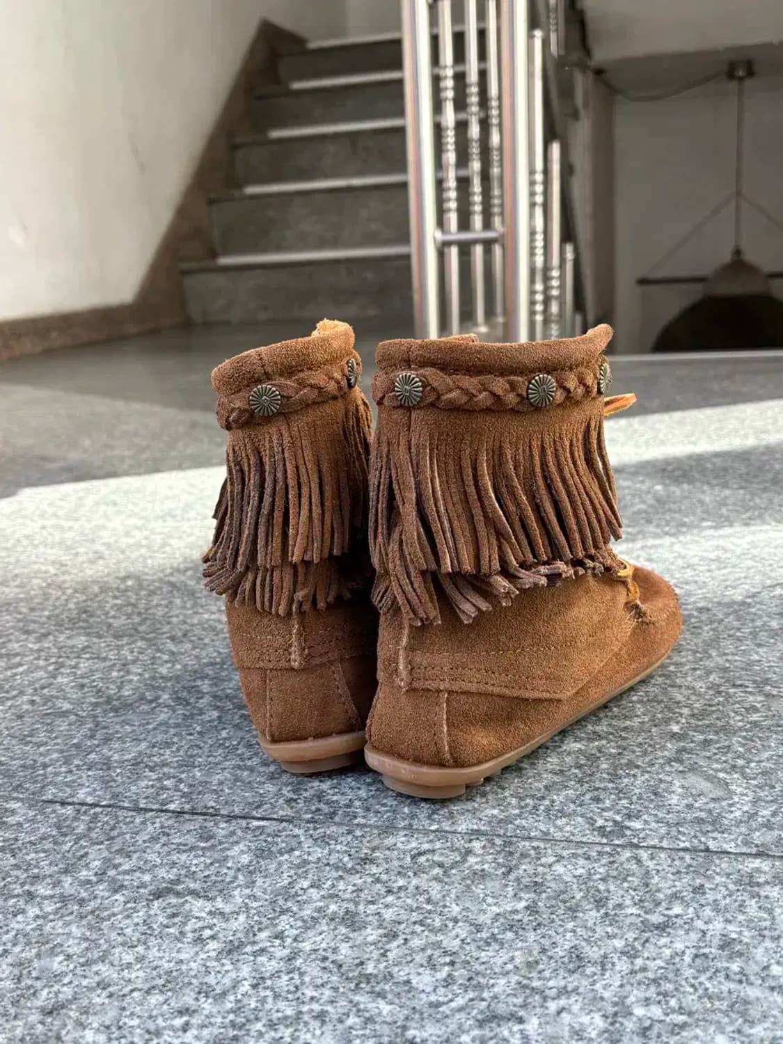 미네통카 스웨이드 프린지 부츠 카멜 상품이미지2