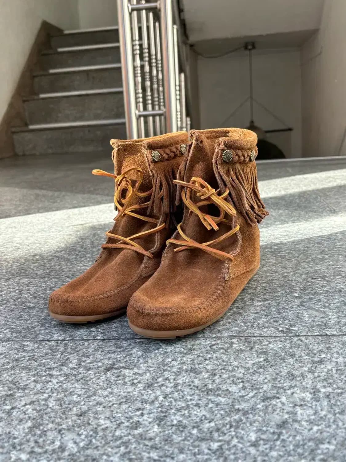 미네통카 스웨이드 프린지 부츠 카멜 상품이미지3