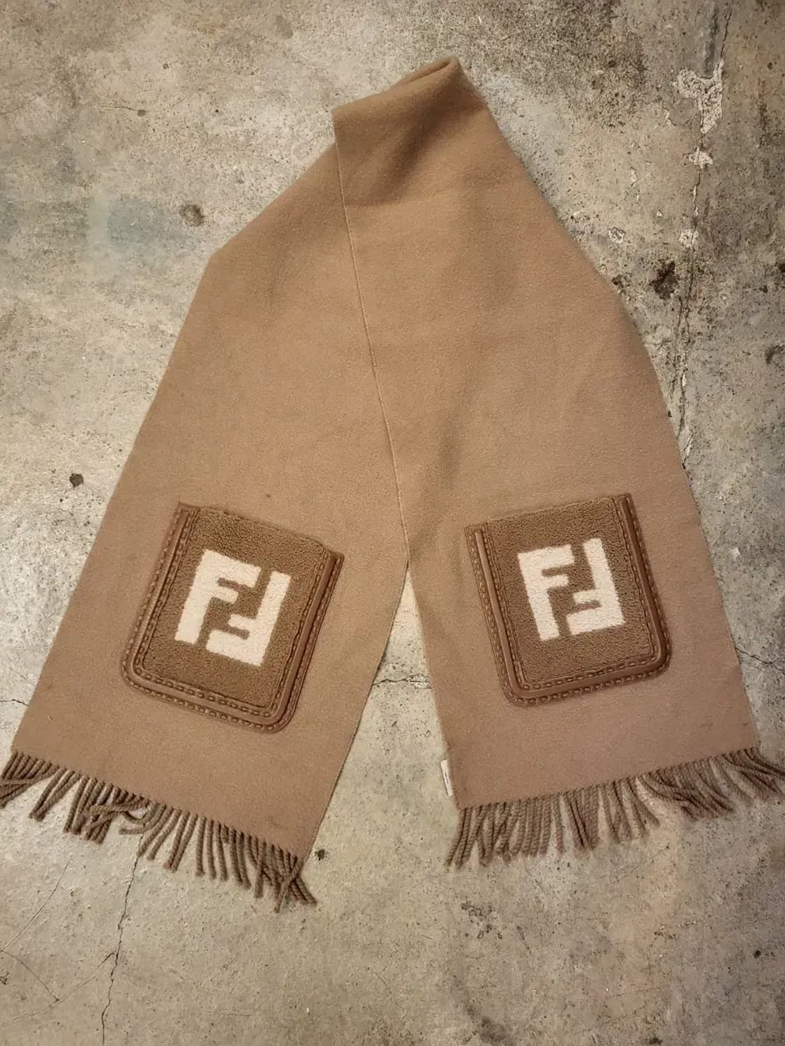 펜디 캐시미어 포켓 숄 머플러 상품이미지1