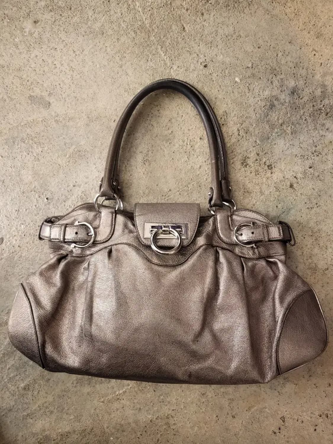 페라가모 메탈릭 간치니 숄더백 상품이미지1