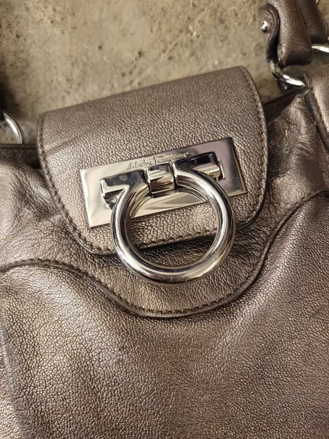 페라가모 메탈릭 간치니 숄더백 상품이미지2