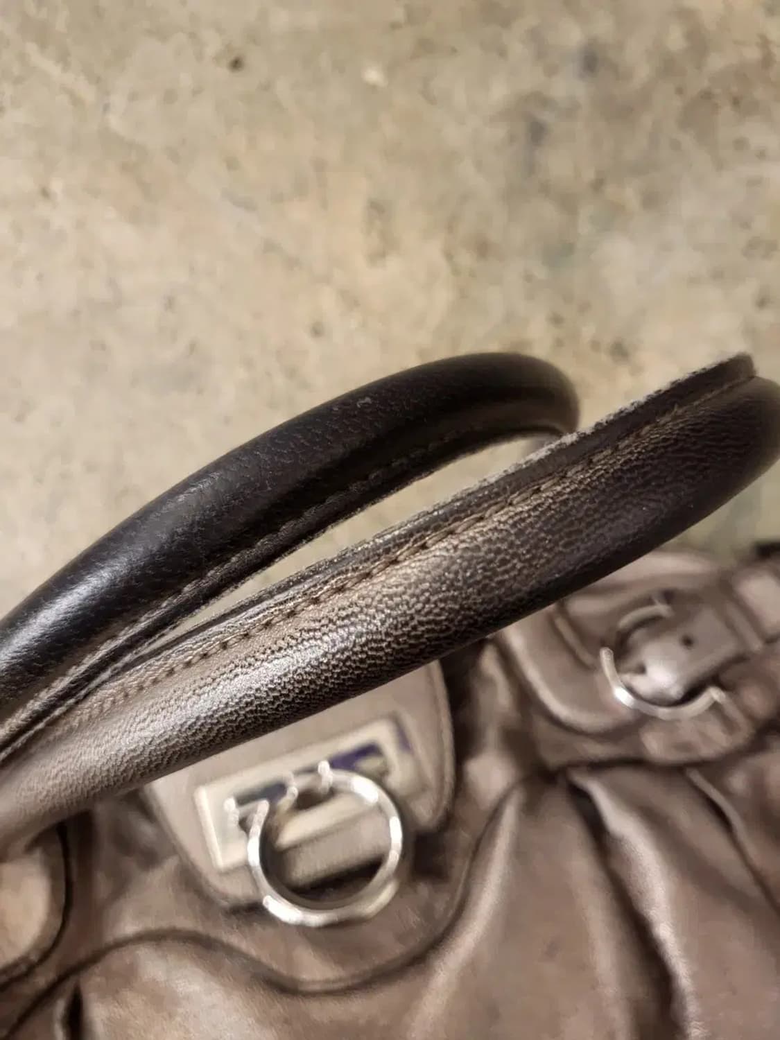 페라가모 메탈릭 간치니 숄더백 상품이미지3