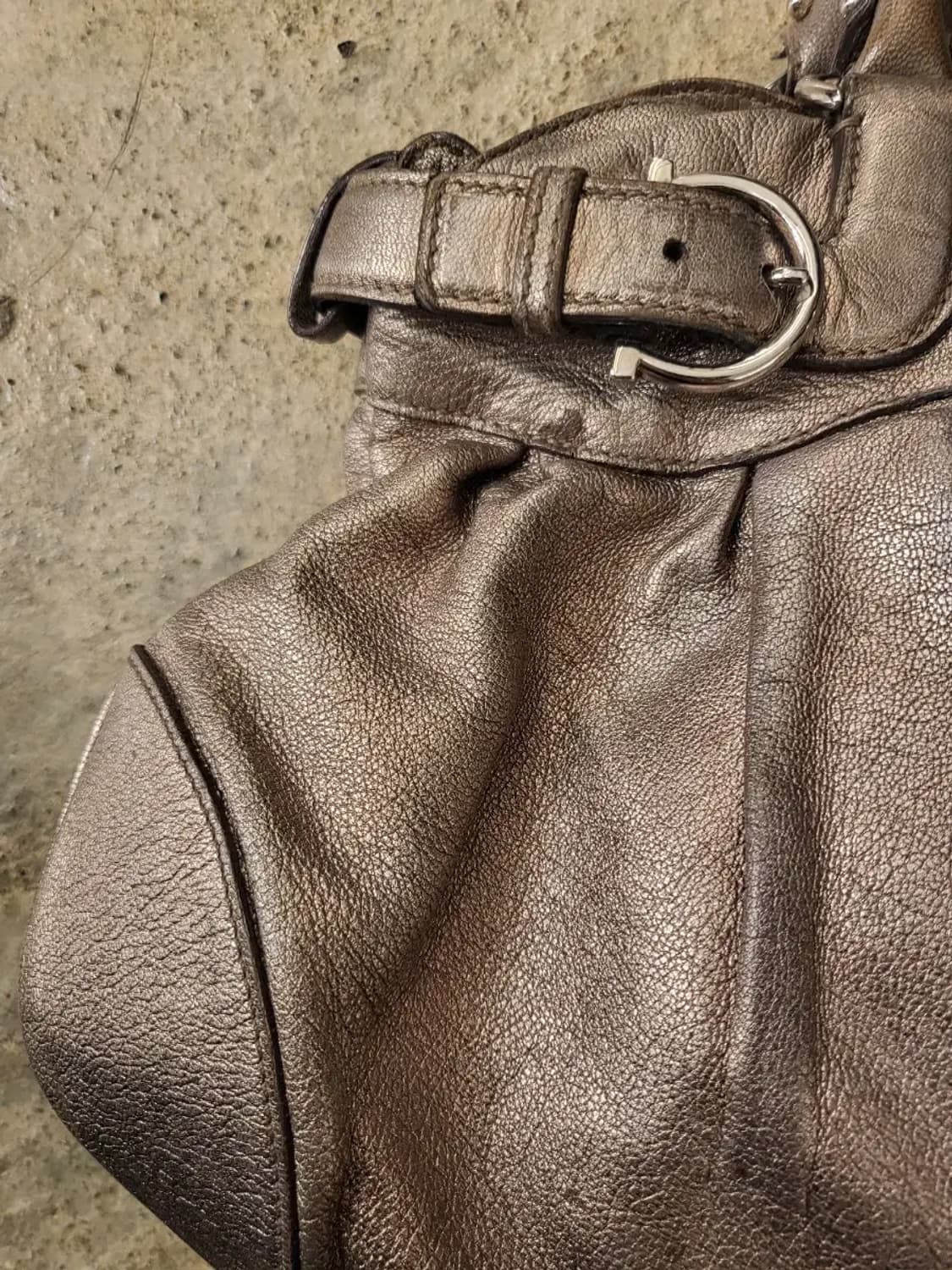 페라가모 메탈릭 간치니 숄더백 상품이미지4