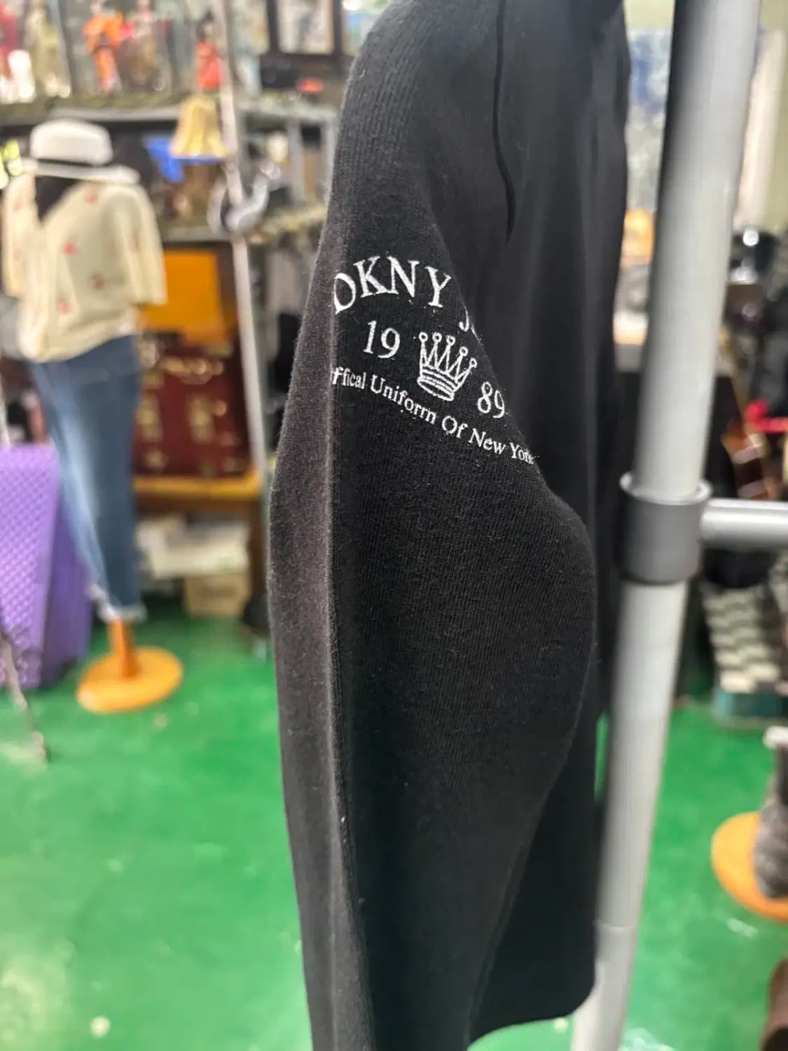 DKNY // JEANS 오픈 카라 긴팔 티셔츠 상품이미지3