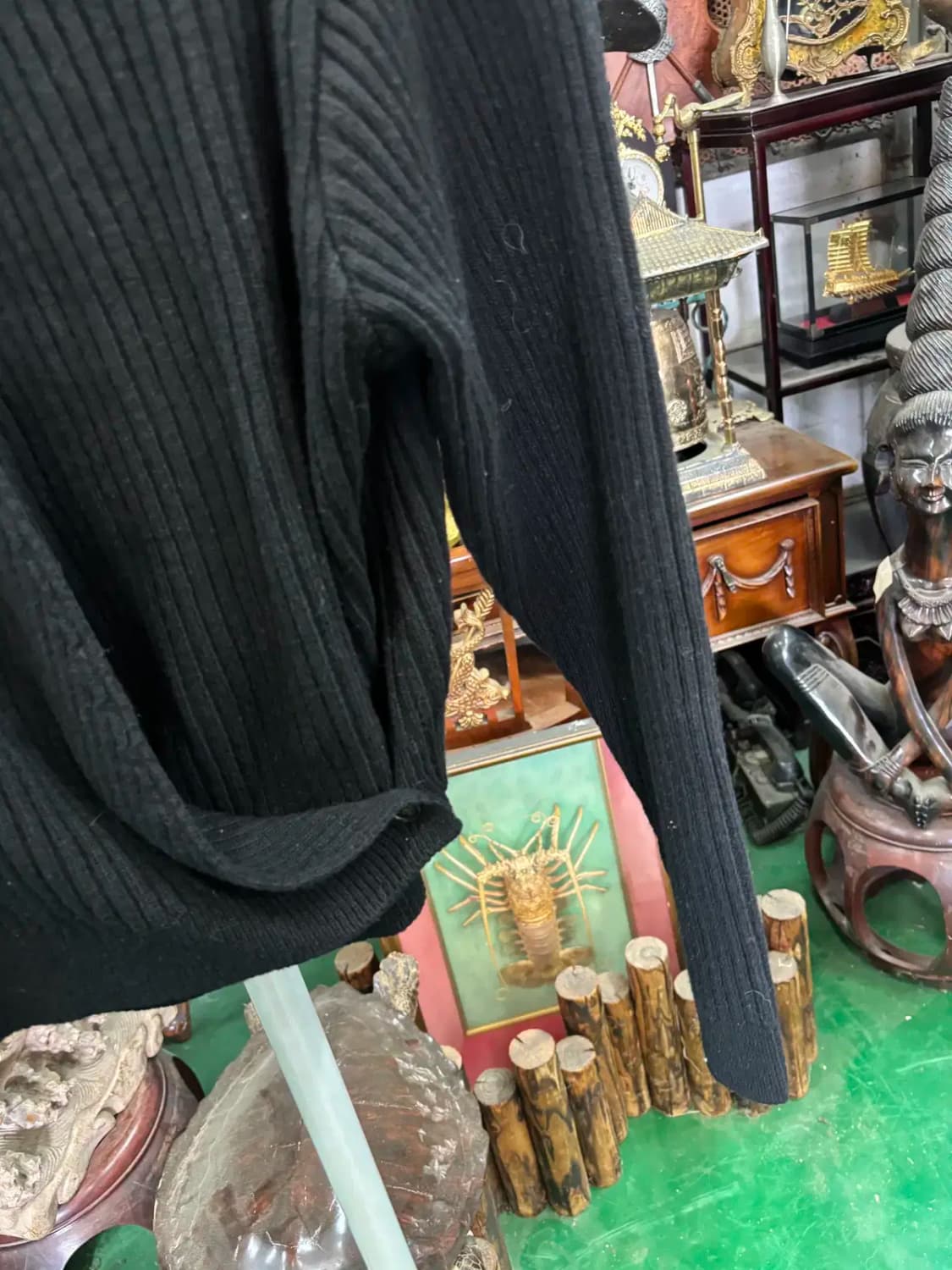 파보리 블랙 라운드 넥 상하 버튼 포인트 유니크한 가디건 스웨터 상품이미지3