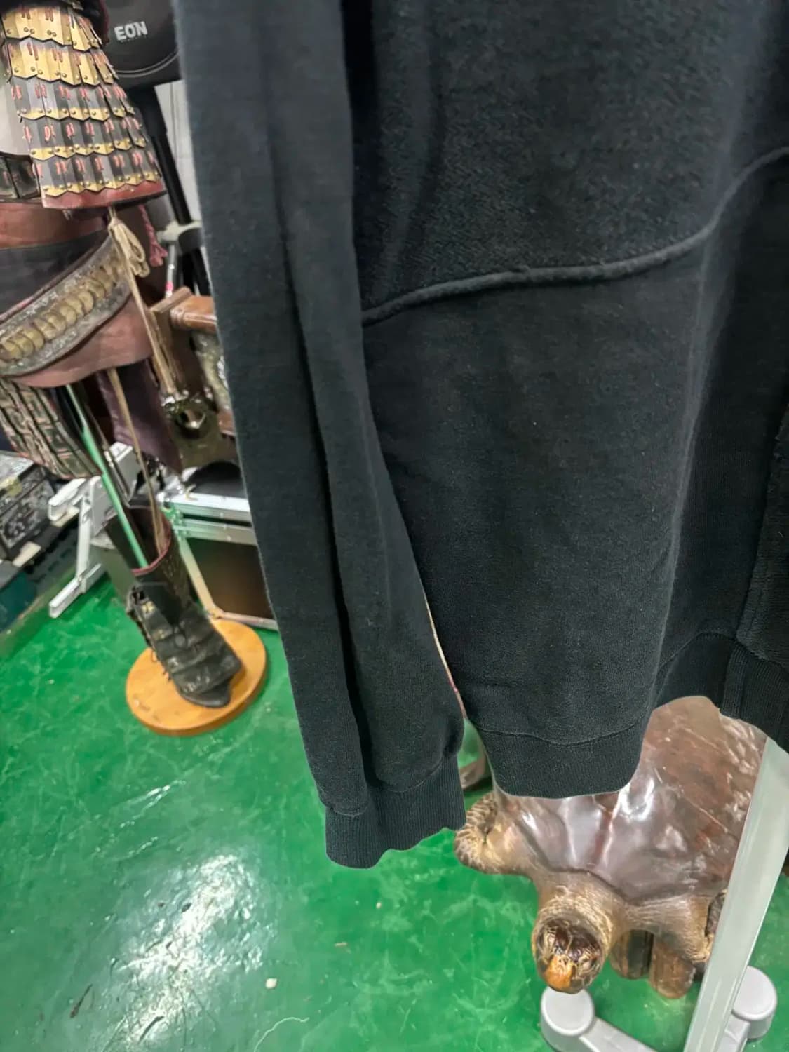 커버낫 로고 블랙 절개 맨투맨 티셔츠 상품이미지3