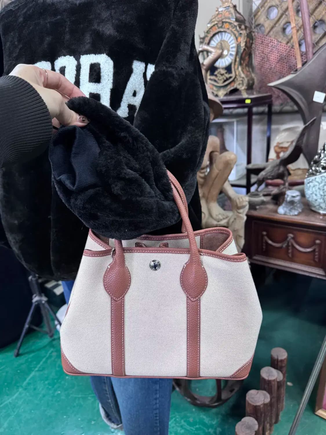 가이거 가든스 (GEIGER) 인조 가죽 배색 여성 사각 도트백 상품이미지1