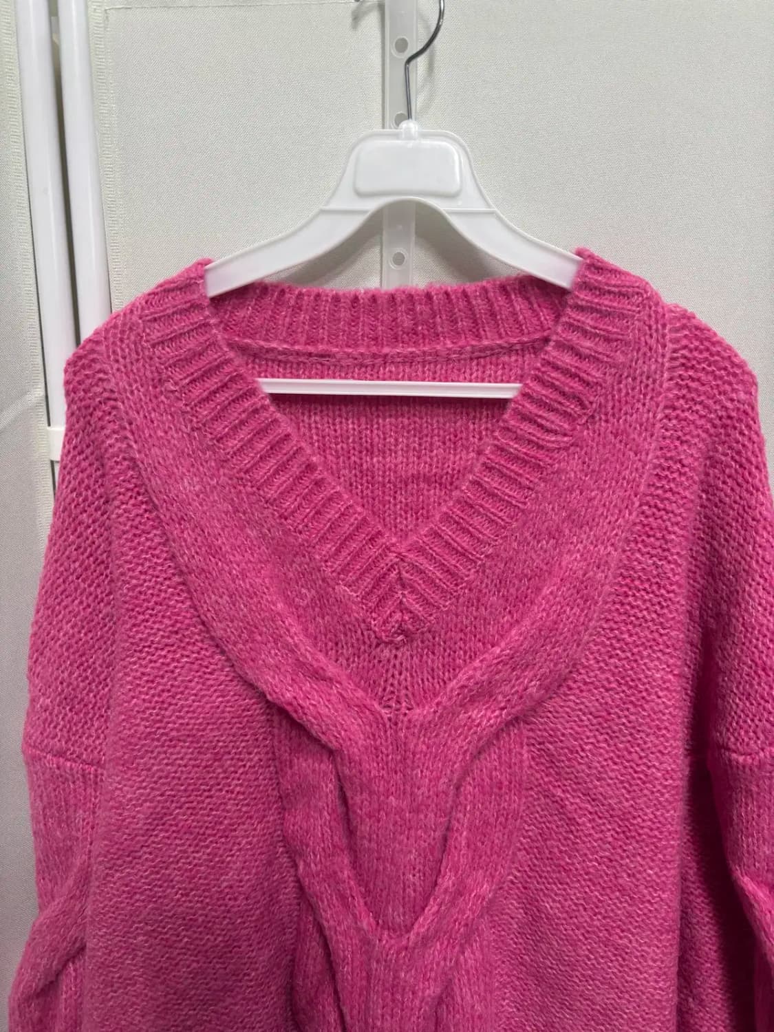 루즈핏 핫핑크 브이넥 니트 스웨터 상품이미지2