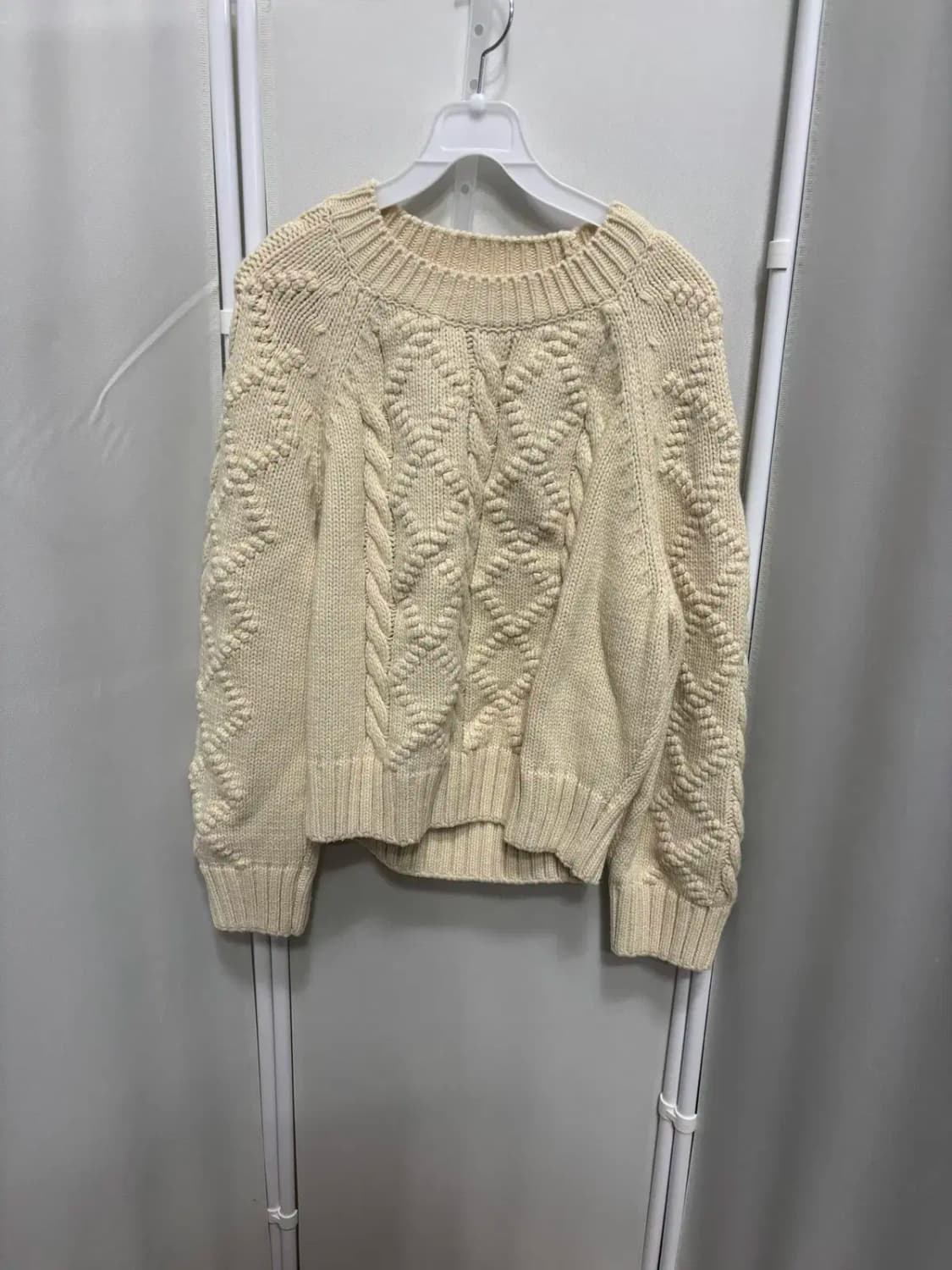 라운드 넥 도톰한 니트 스웨터 상품이미지1