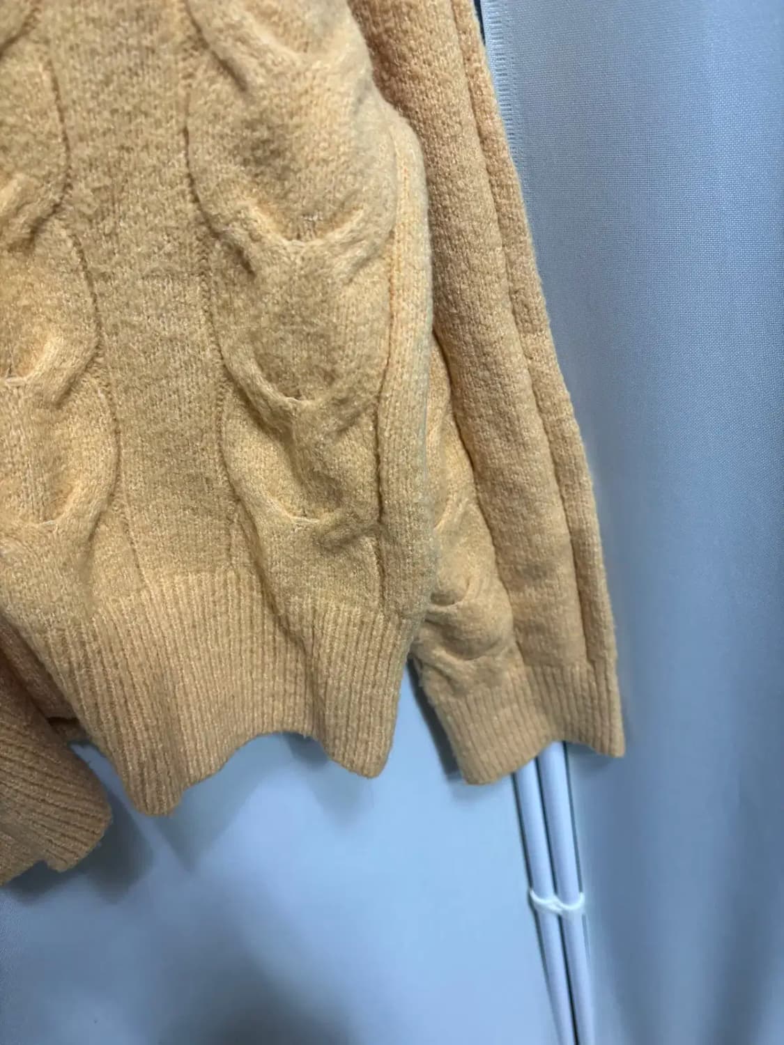 아이디 스토어 브이넥 꽈배기 무늬 니트 스웨터 상품이미지3