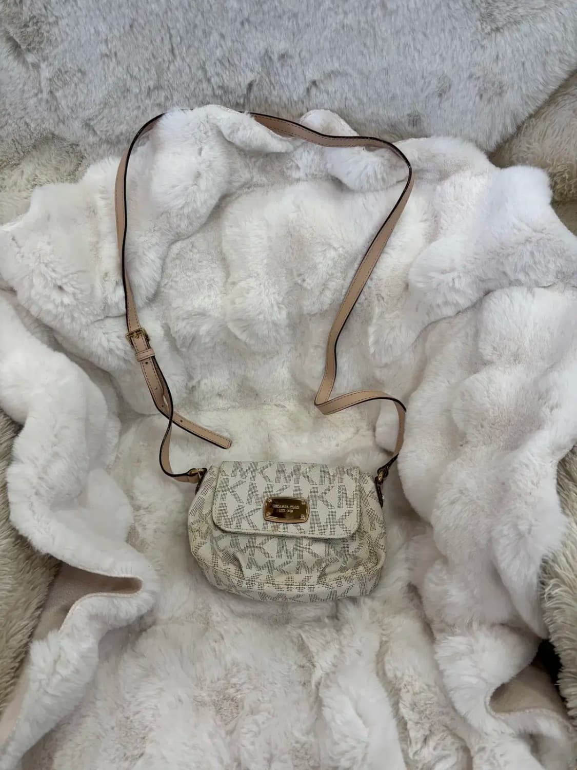 마이클 코어스 시그니처 플랩 크로스 백 상품이미지1