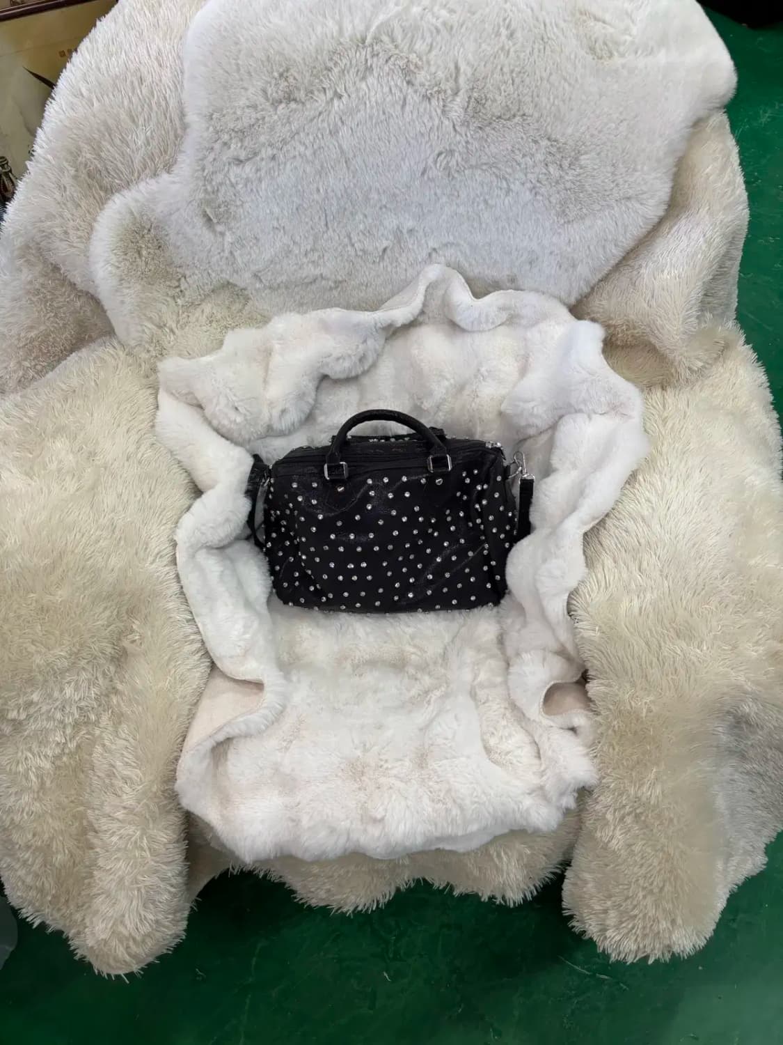 스터드 장식 블랙  보스턴  크로스 백 상품이미지1