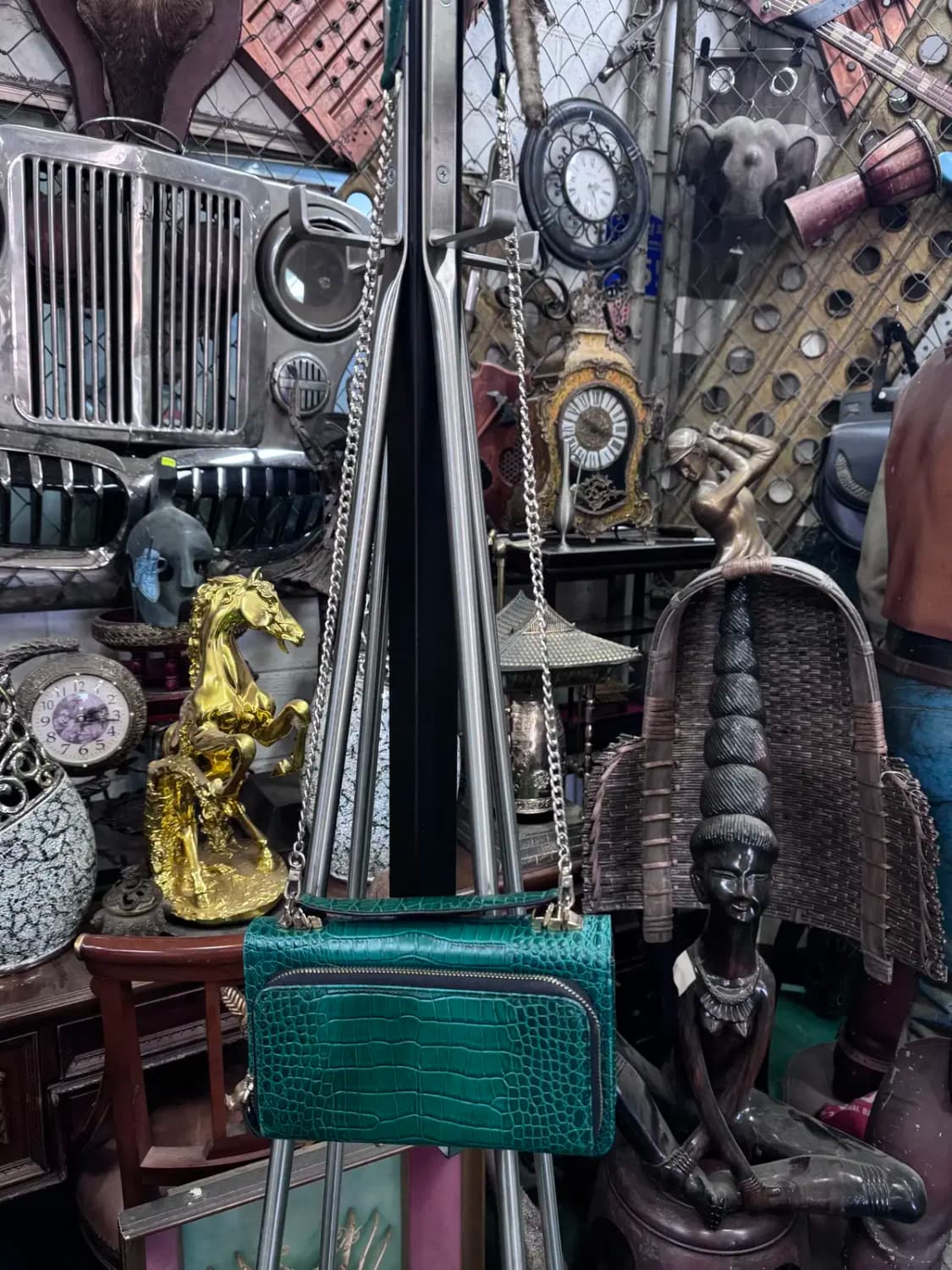 금장체인 가죽 크로스백 상품이미지1