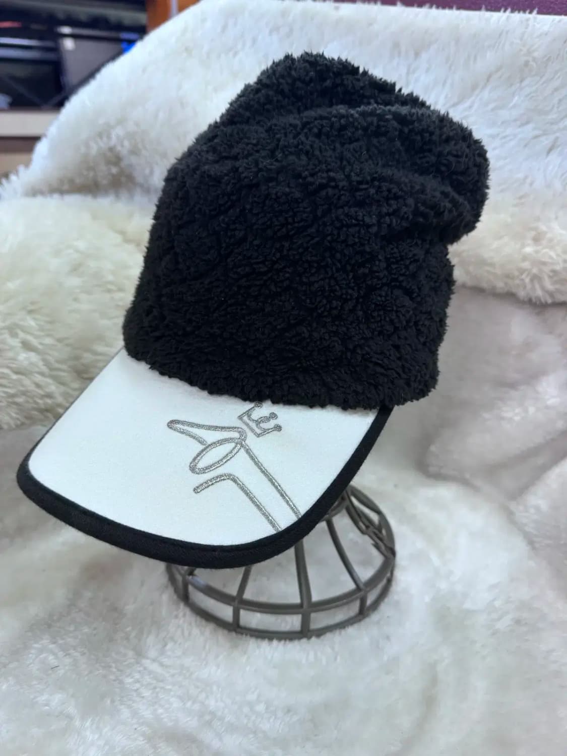 루이까스텔 블랙 털모자 화이트 자수캠 상품이미지1