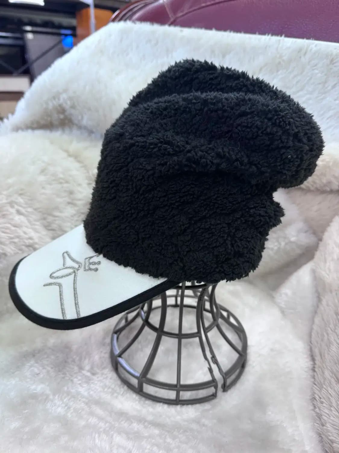 루이까스텔 블랙 털모자 화이트 자수캠 상품이미지2