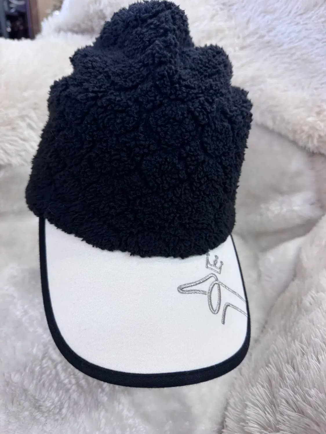 루이까스텔 블랙 털모자 화이트 자수캠 상품이미지5