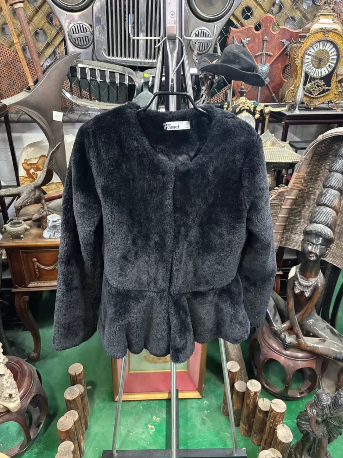 더 카멜 블랙 인조 모피(faux fur) 밑단 셔링 재킷 상품이미지1